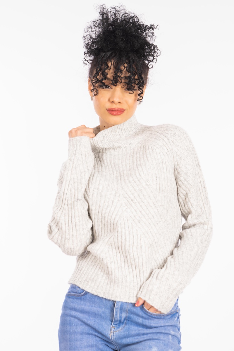 Дамски пуловер от едро плетиво в светлосиво с поло яка