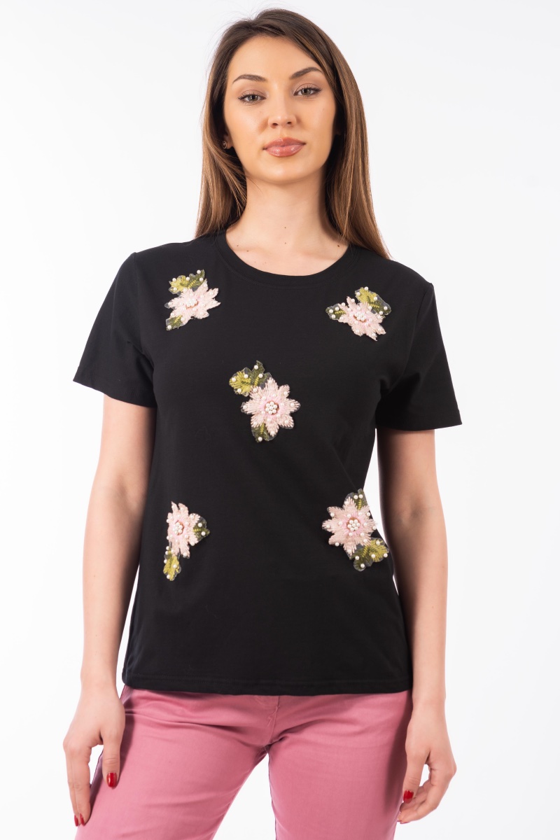 Дамска тениска в черно декорирана с перли и бродирани цветя