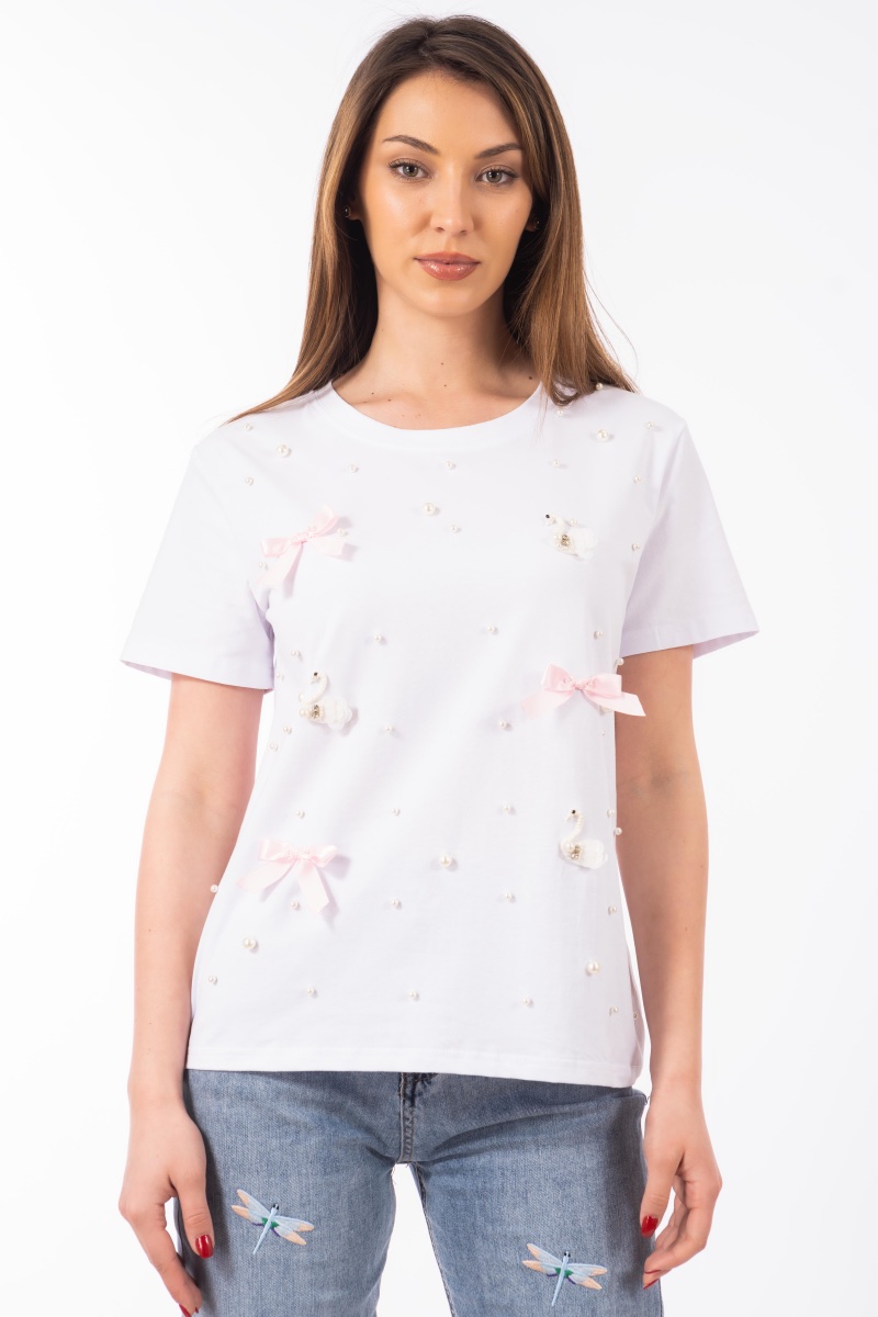 Дамска тениска в бяло с декорация лебеди, перли и розови панделки