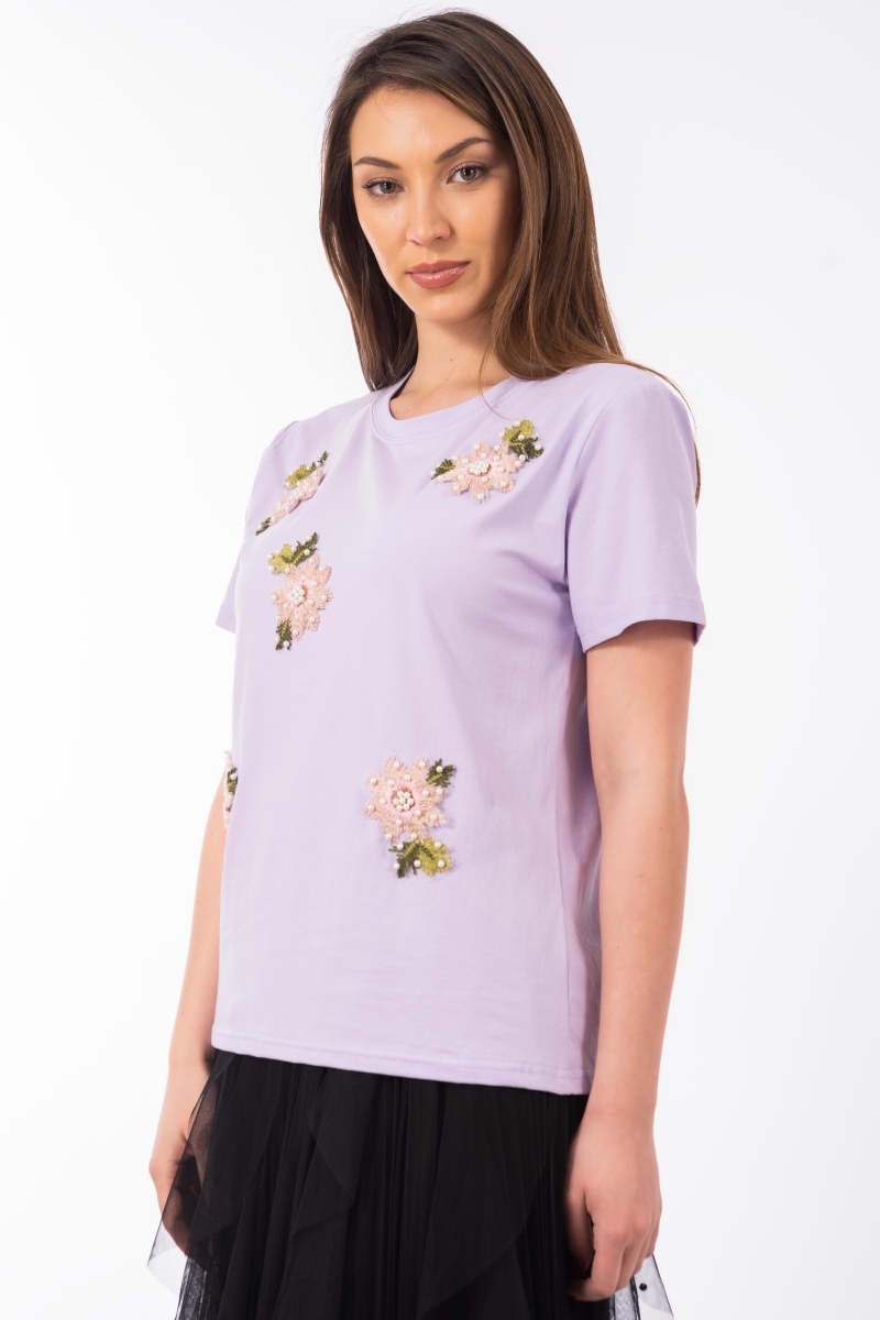 Дамска тениска в лилаво декорирана с перли и бродирани цветя