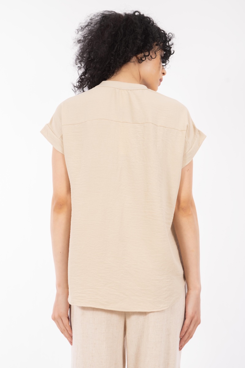Дамска ефирна блуза в бежово с издължен гръб