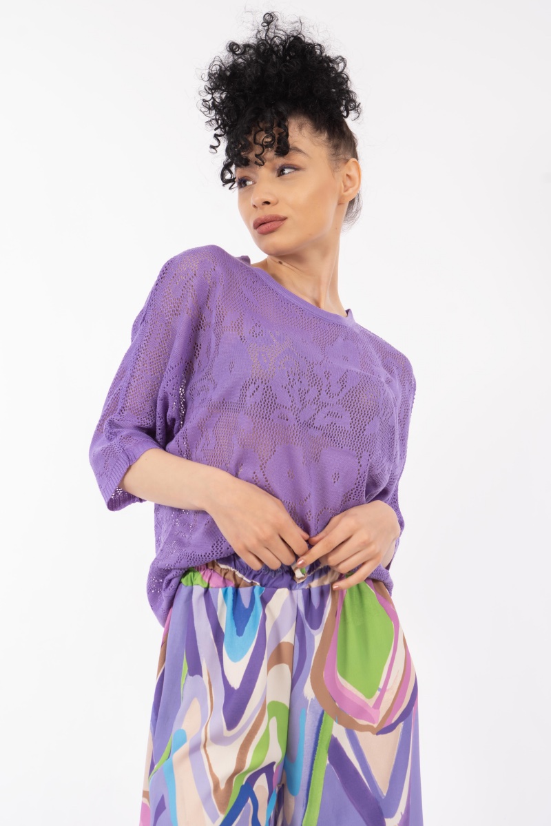 Дамска блуза в лилаво с рязана бродерия и цветя