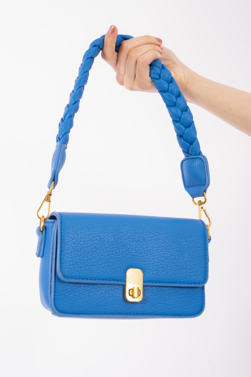 Малка дамска чанта в синьо с къса плетена дръжка