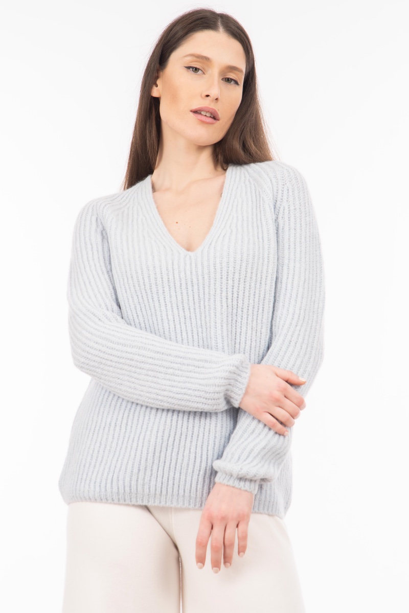 Дамски пуловер с вълна в светлосиньо и остро деколте