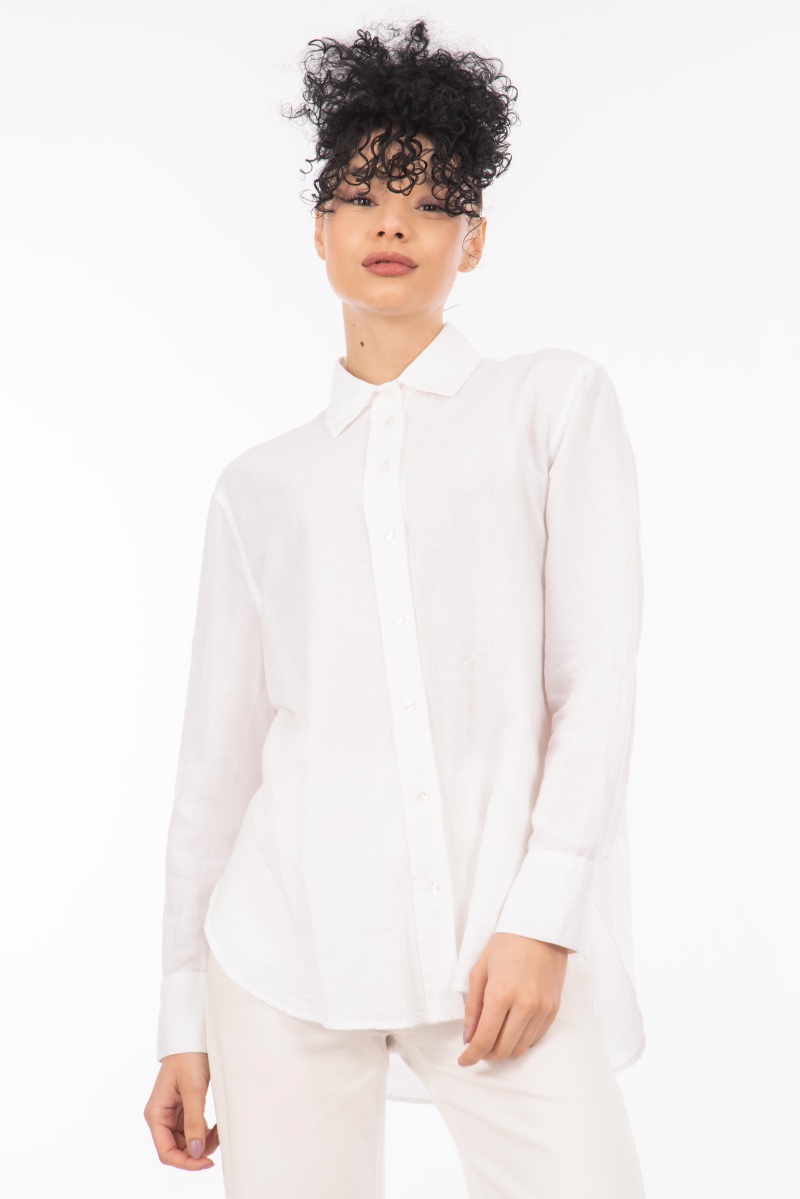 Дамска риза в бяло с издължен гръб