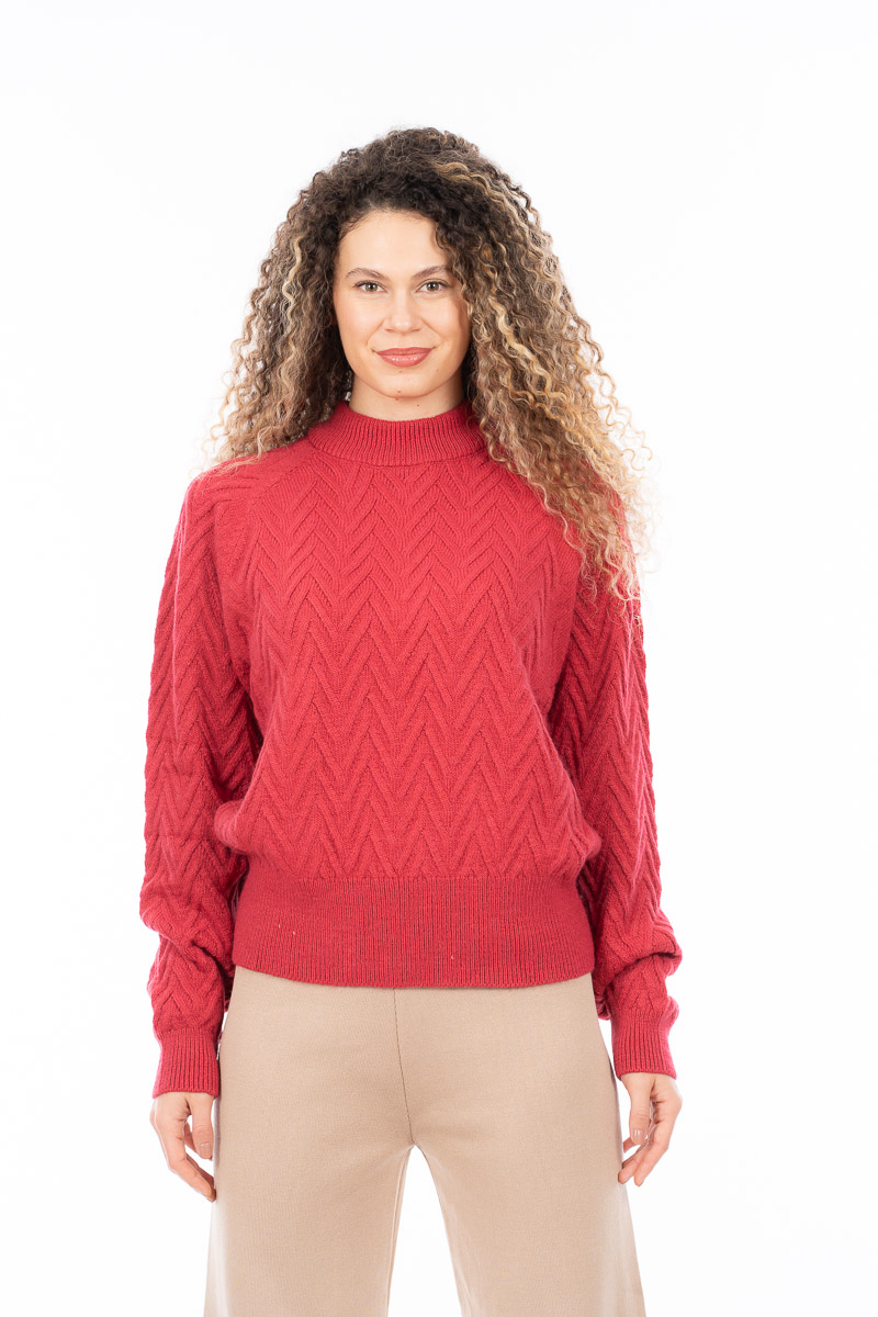 Дамски пуловер от едро плетиво в цвят малинено розово с релефна вертикална плетка