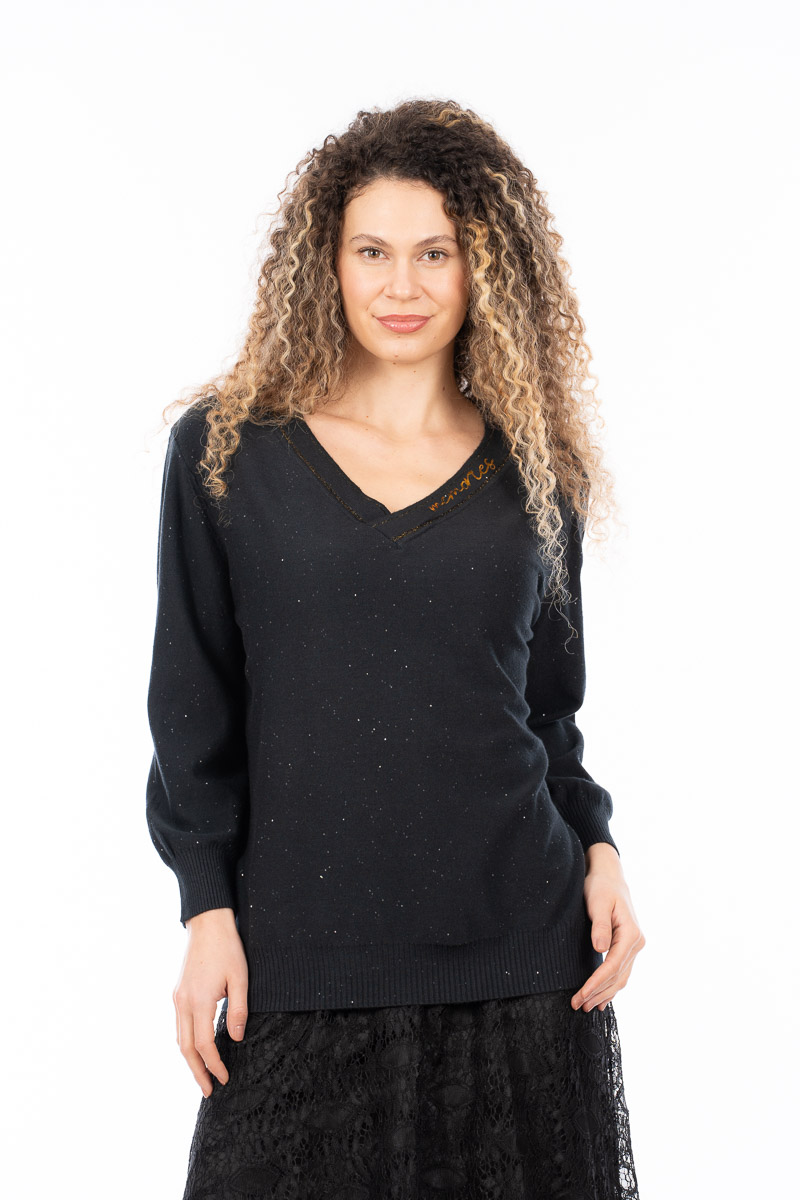 Дамски пуловер от фино плетиво в черно с остро деколте и златист надпис