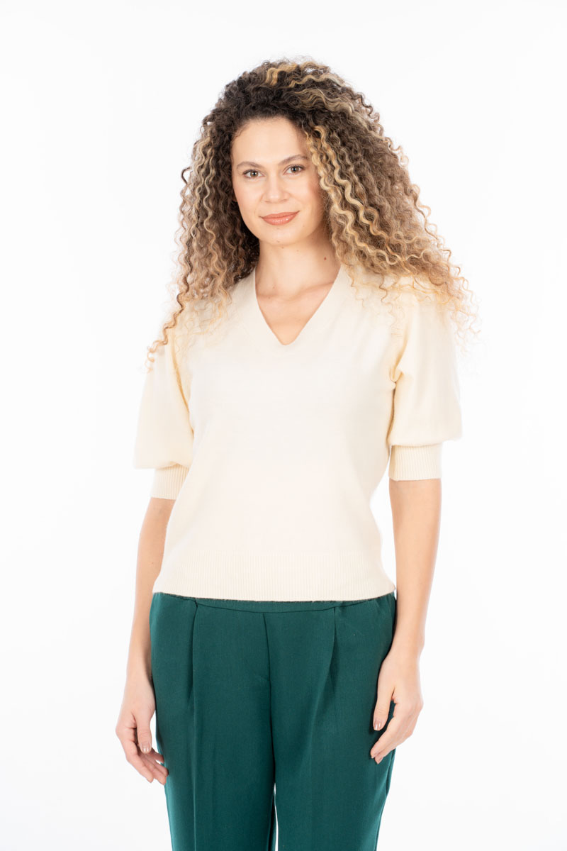 Дамска блуза фино плетиво в цвят екрю с остро деколте