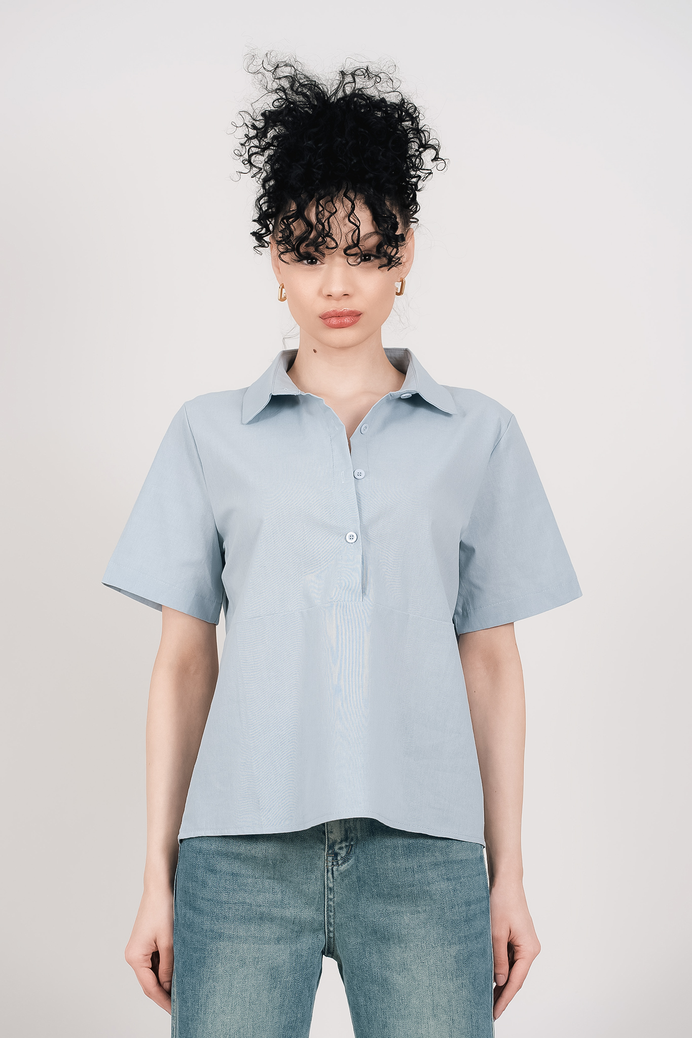 Дамска блуза от фин памук в светлосиньо с четири копчета
