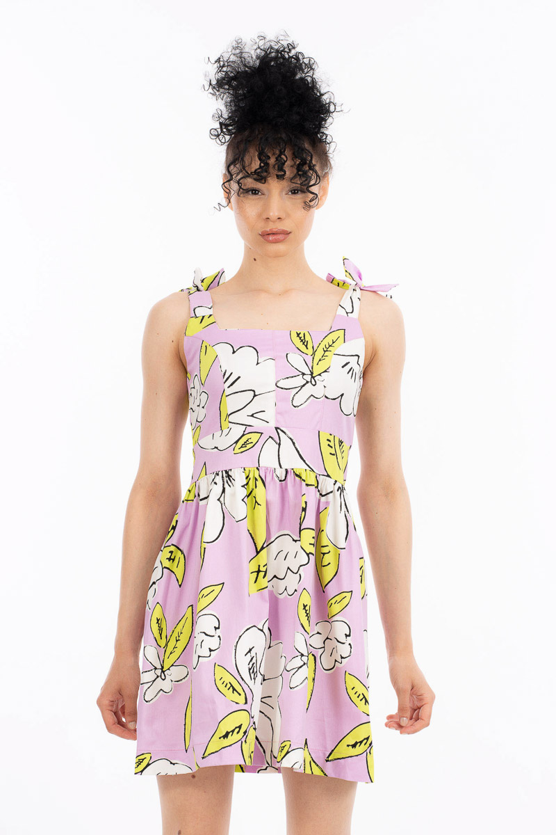 Къса рокля от памук в лилаво с принт бели цветя