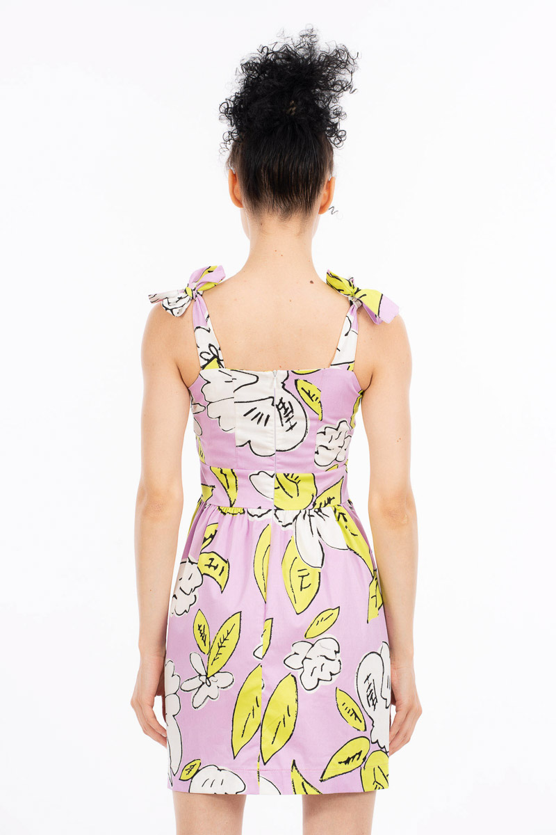 Къса рокля от памук в лилаво с принт бели цветя