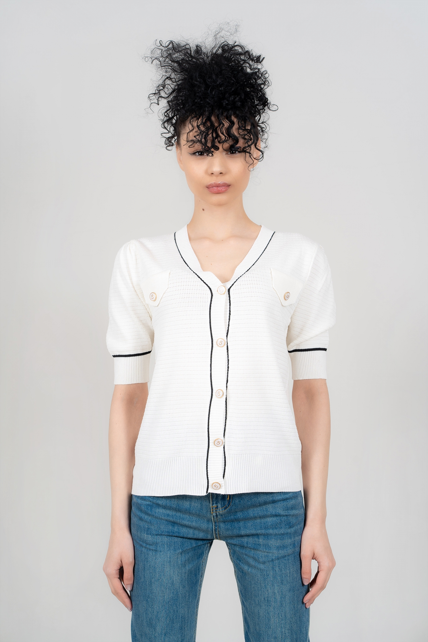 Дамска блуза от фино плетиво в бяло с копчета