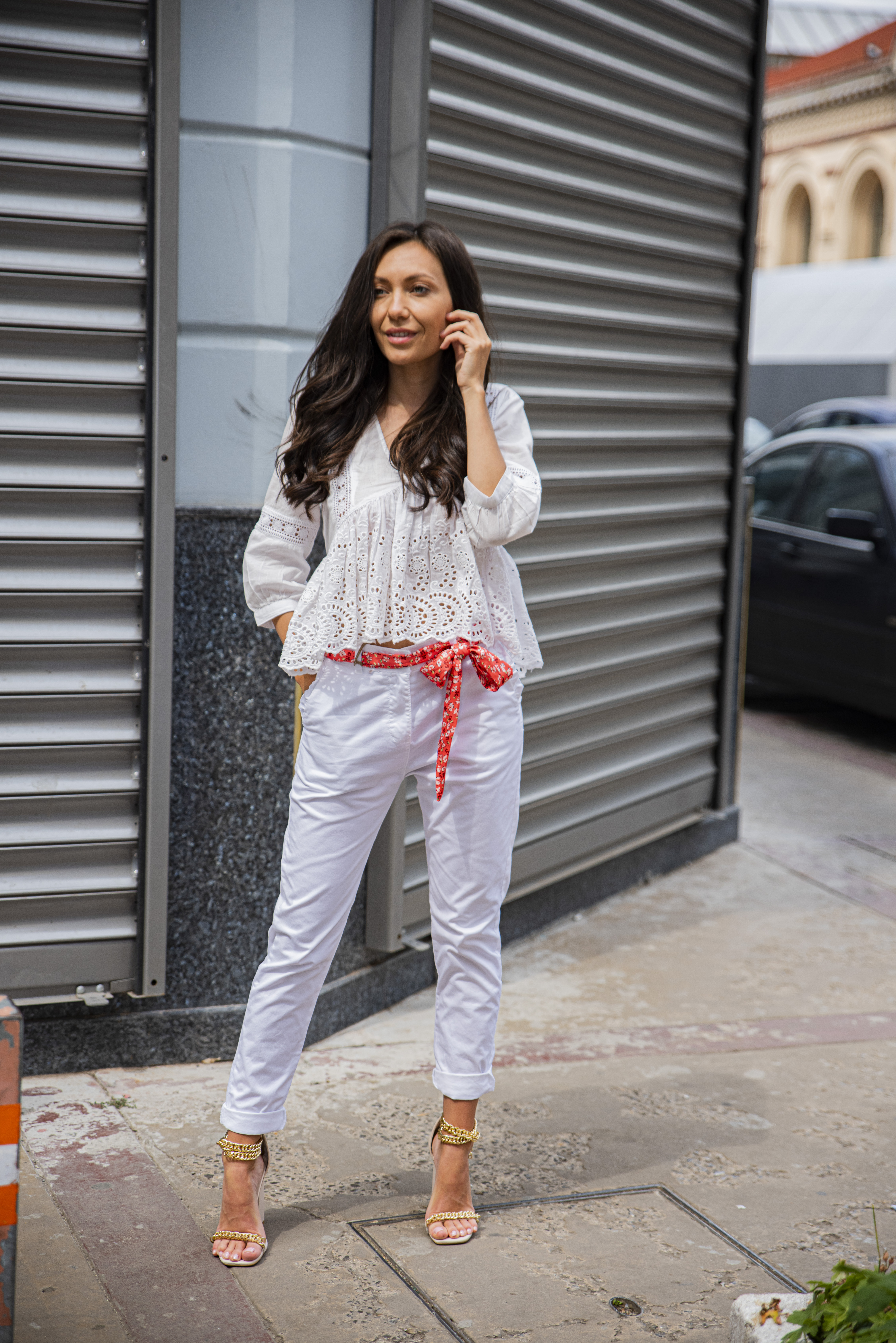 Дамски панталон от памук в бяло цвят със сатенен колан