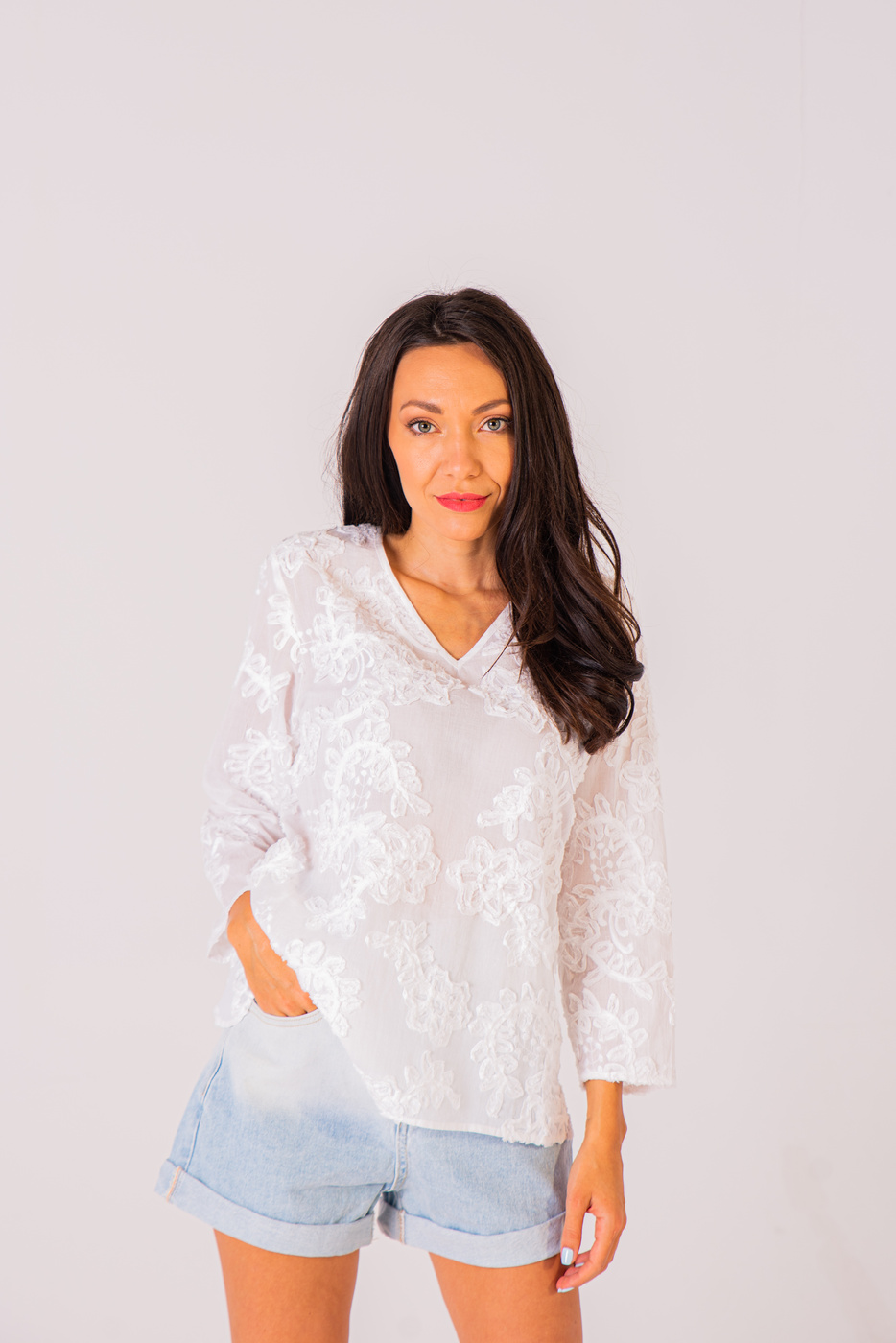 Дамска блуза в бяло с 3Д пришити цветя