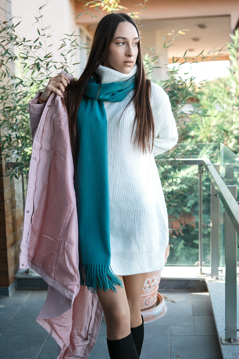 Дамски пуловер тип туника от едро плетиво в бяло с поло яка