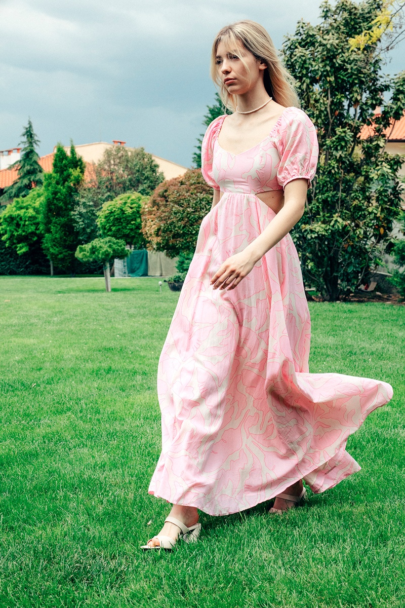 Дълга рокля в розово с отворен гръб и бял флорален принт
