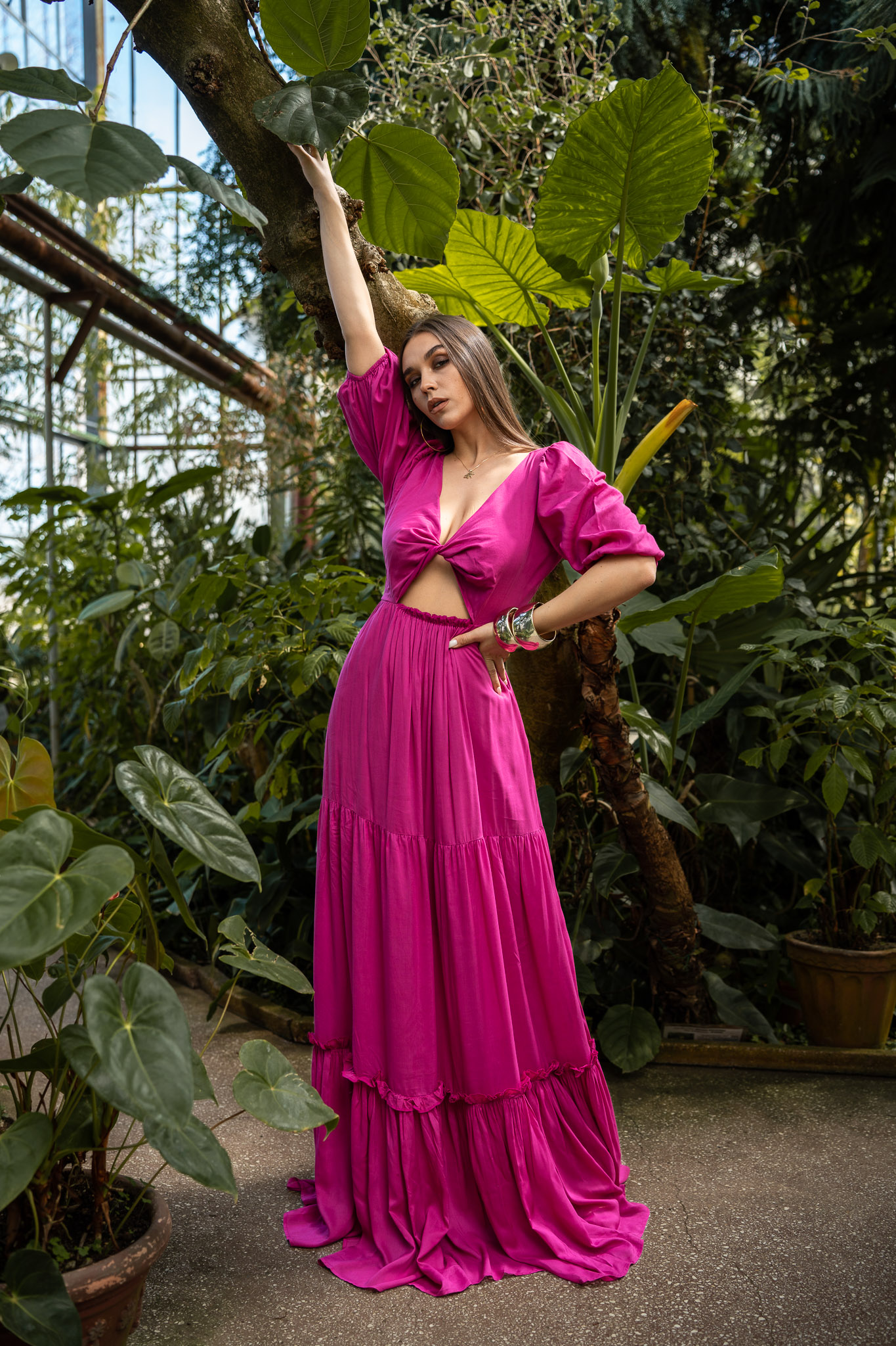 Дълга рокля от памук в цикламено розово с ефектно преплитане на бюста