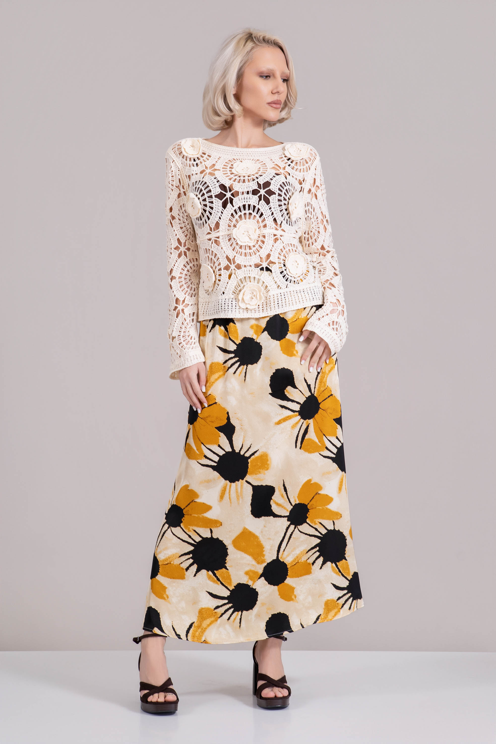 Дамска бежова блуза от плетиво с 3Д бродерия и обло деколте