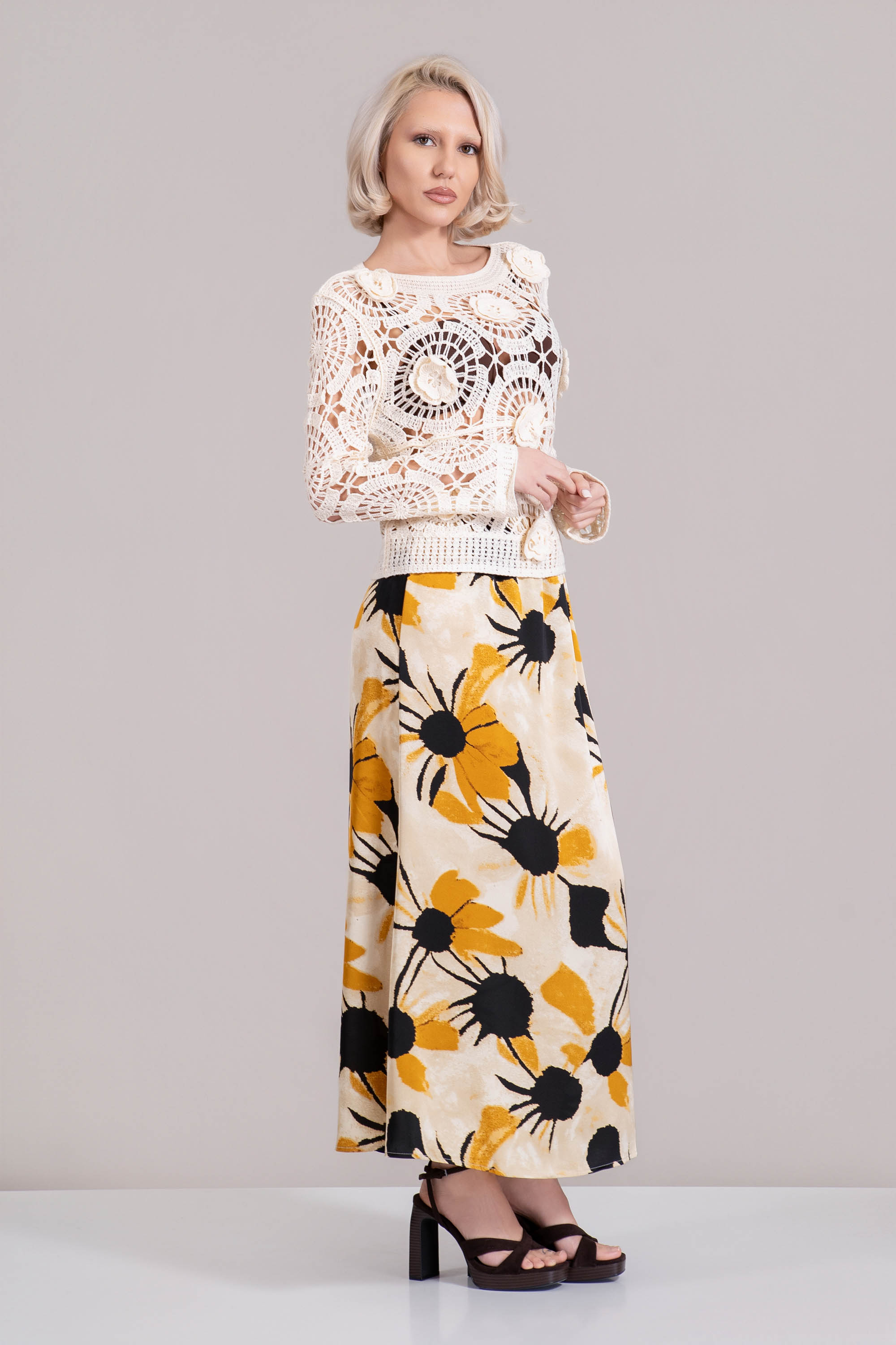 Дамска бежова блуза от плетиво с 3Д бродерия и обло деколте