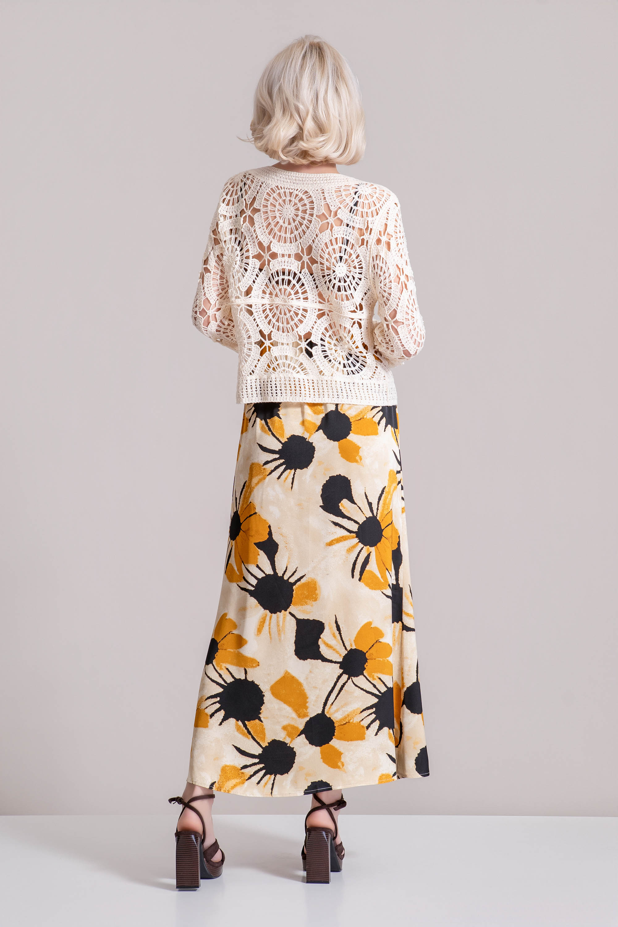 Дамска бежова блуза от плетиво с 3Д бродерия и обло деколте