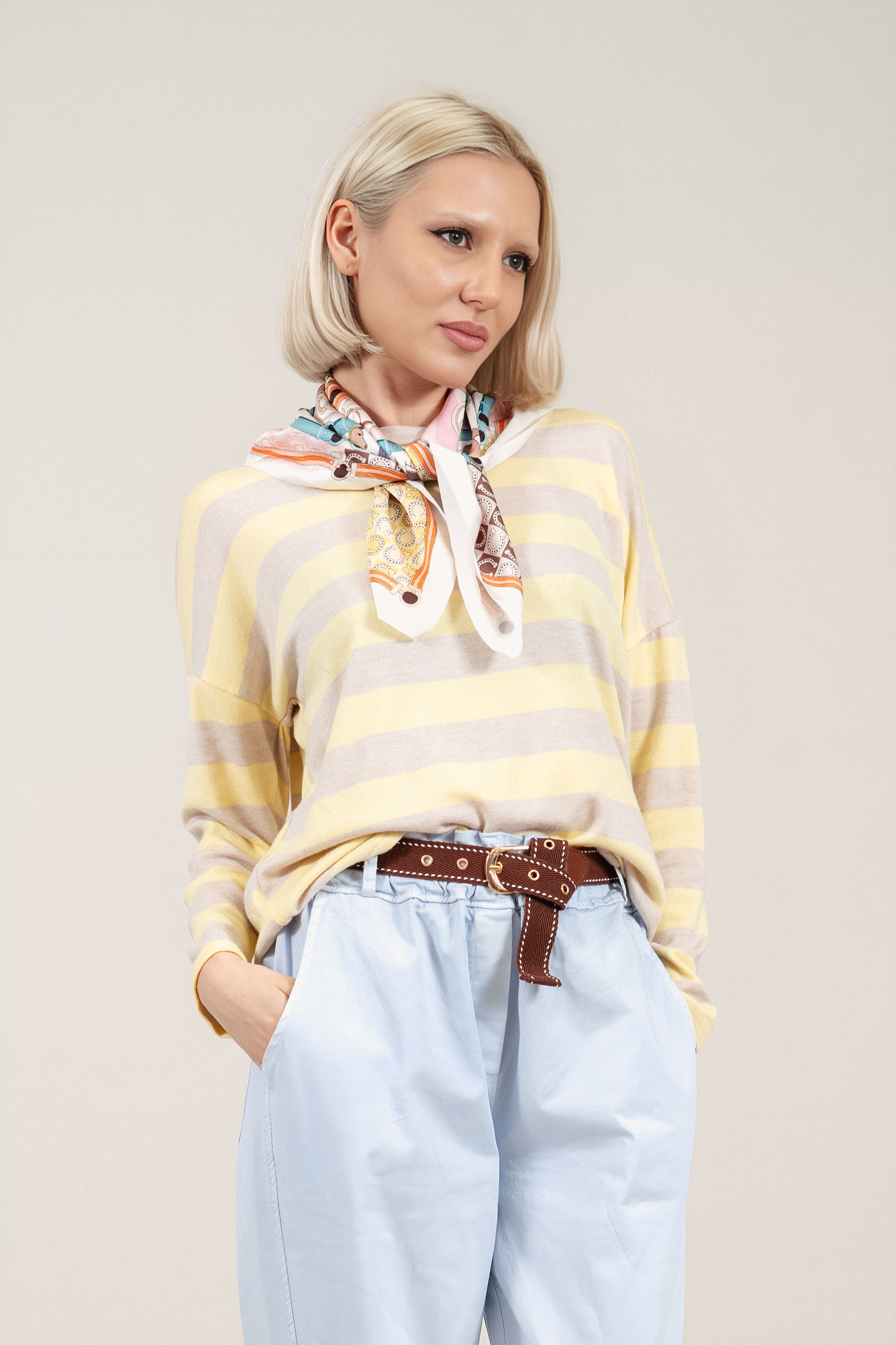 Дамска блуза от фино плетиво с райран принт в жълто и бежово и сатенирано шалче