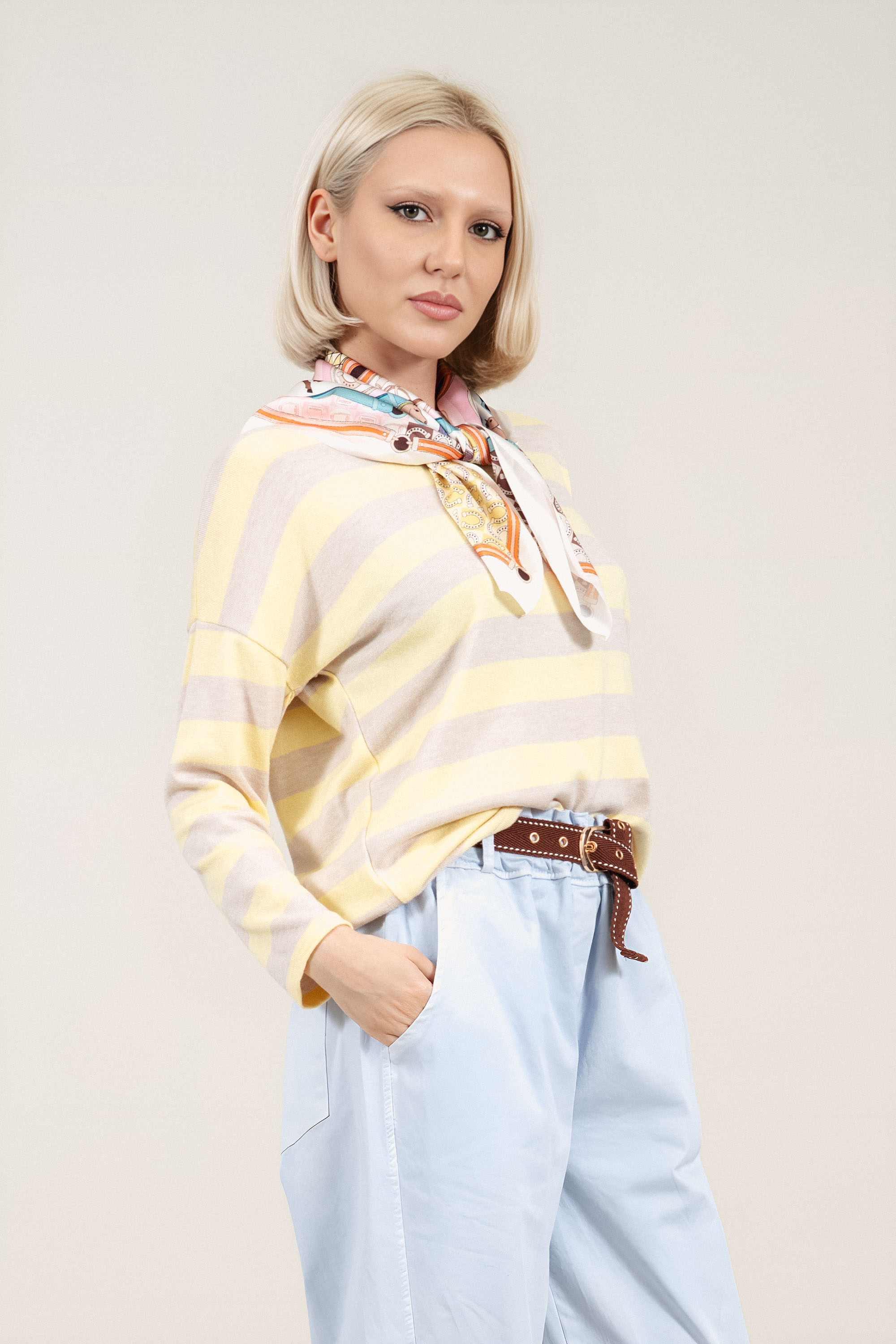 Дамска блуза от фино плетиво с райран принт в жълто и бежово и сатенирано шалче