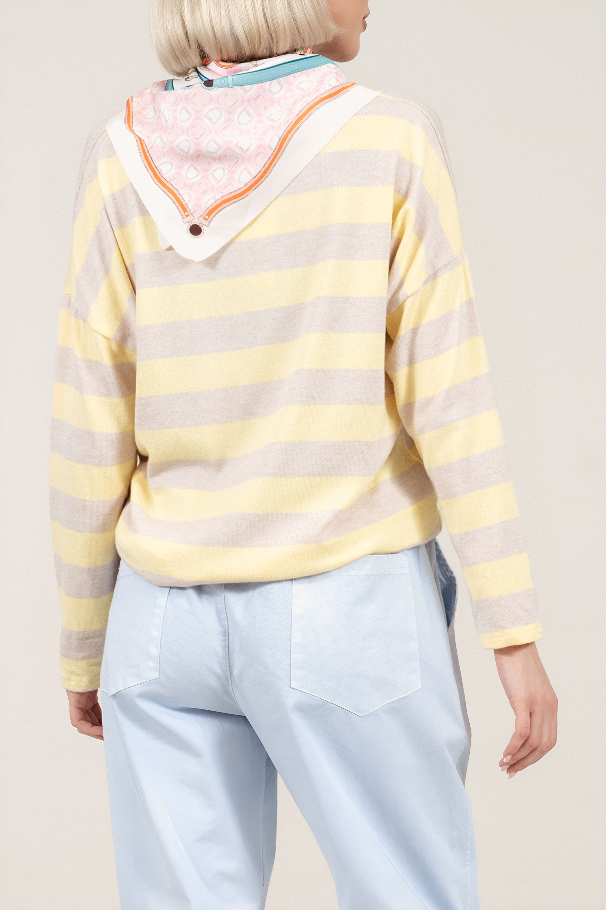 Дамска блуза от фино плетиво с райран принт в жълто и бежово и сатенирано шалче