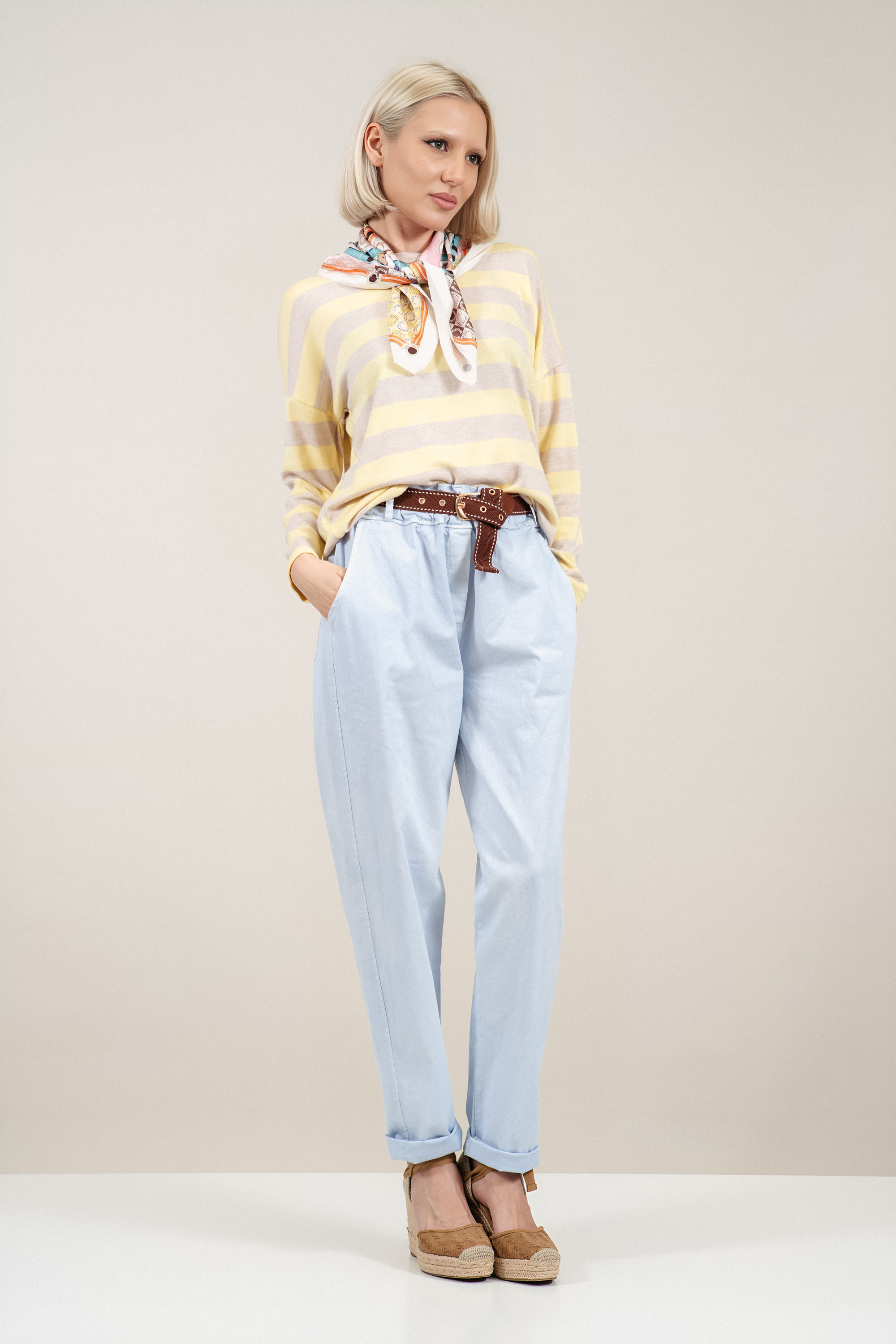 Дамска блуза от фино плетиво с райран принт в жълто и бежово и сатенирано шалче