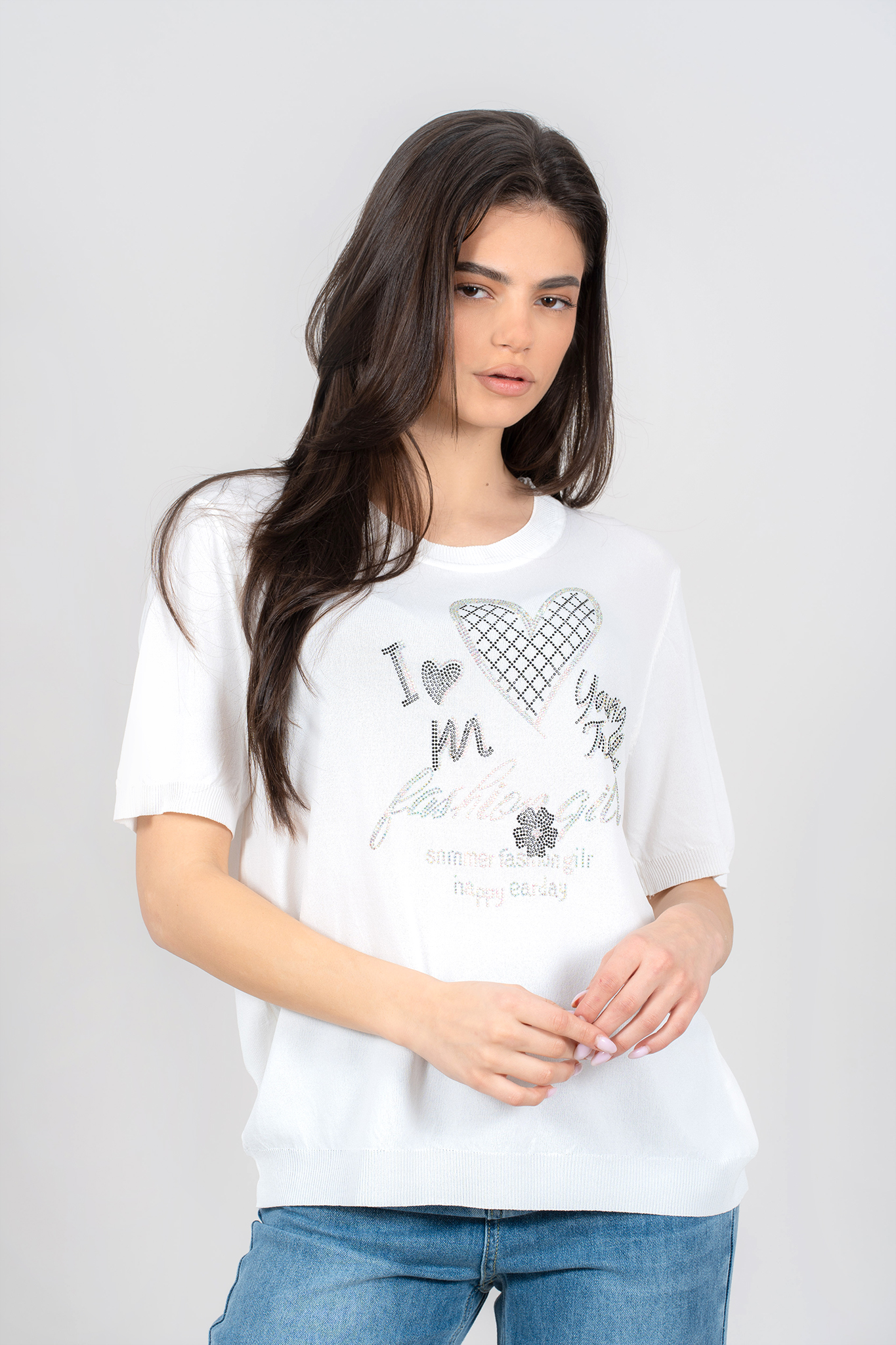 Дамска блуза от фино плетиво в бяло с надпис и сърце с камъни