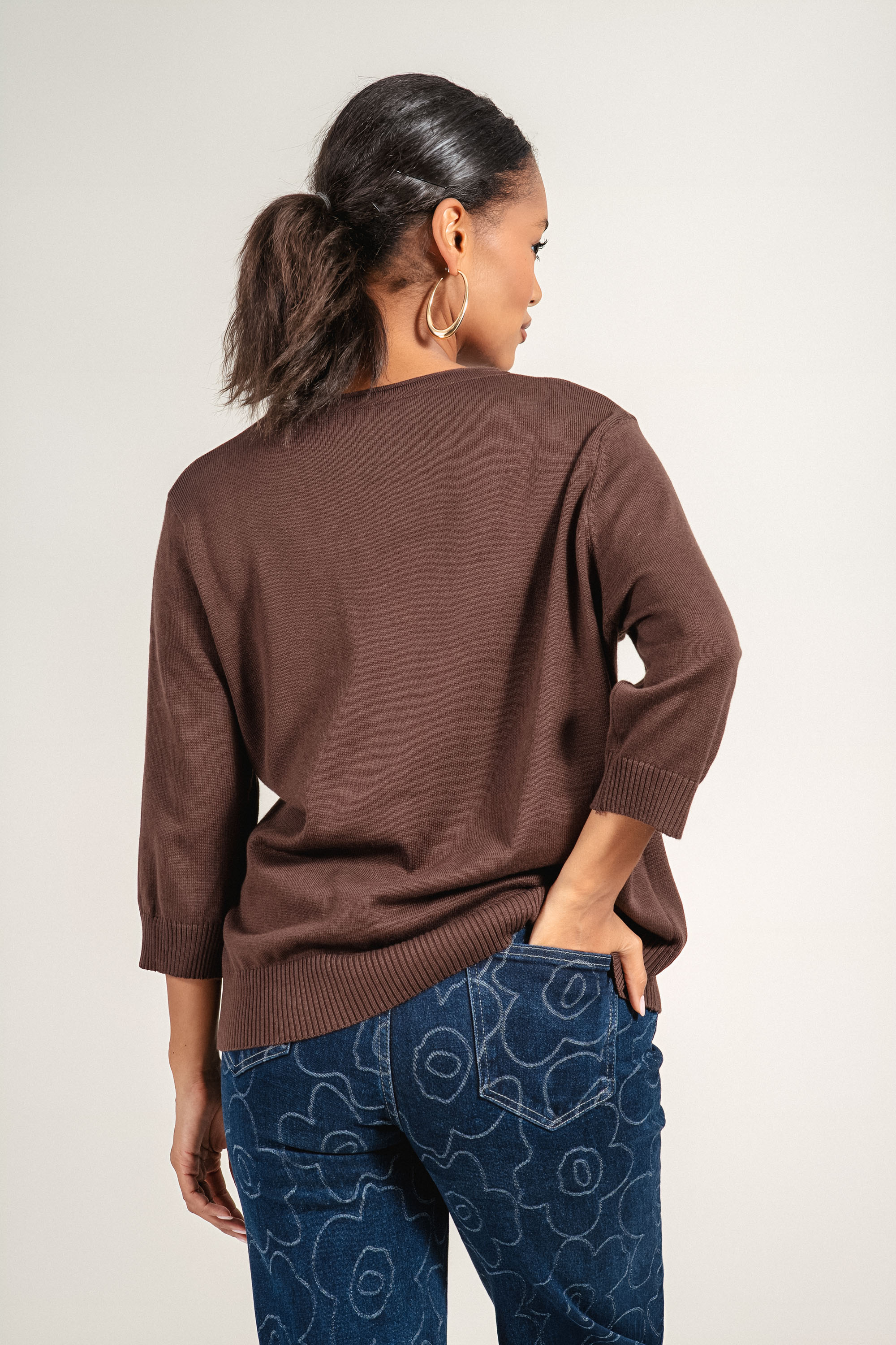 Дамска блуза от фино плетиво в кафяво с джоб и щампа с цветя