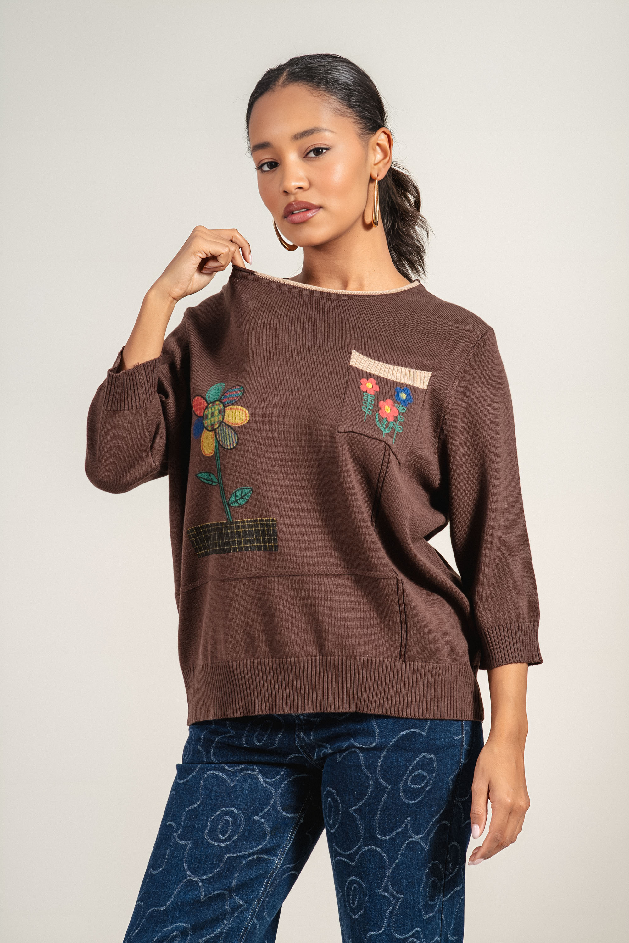 Дамска блуза от фино плетиво в кафяво с джоб и щампа с цветя