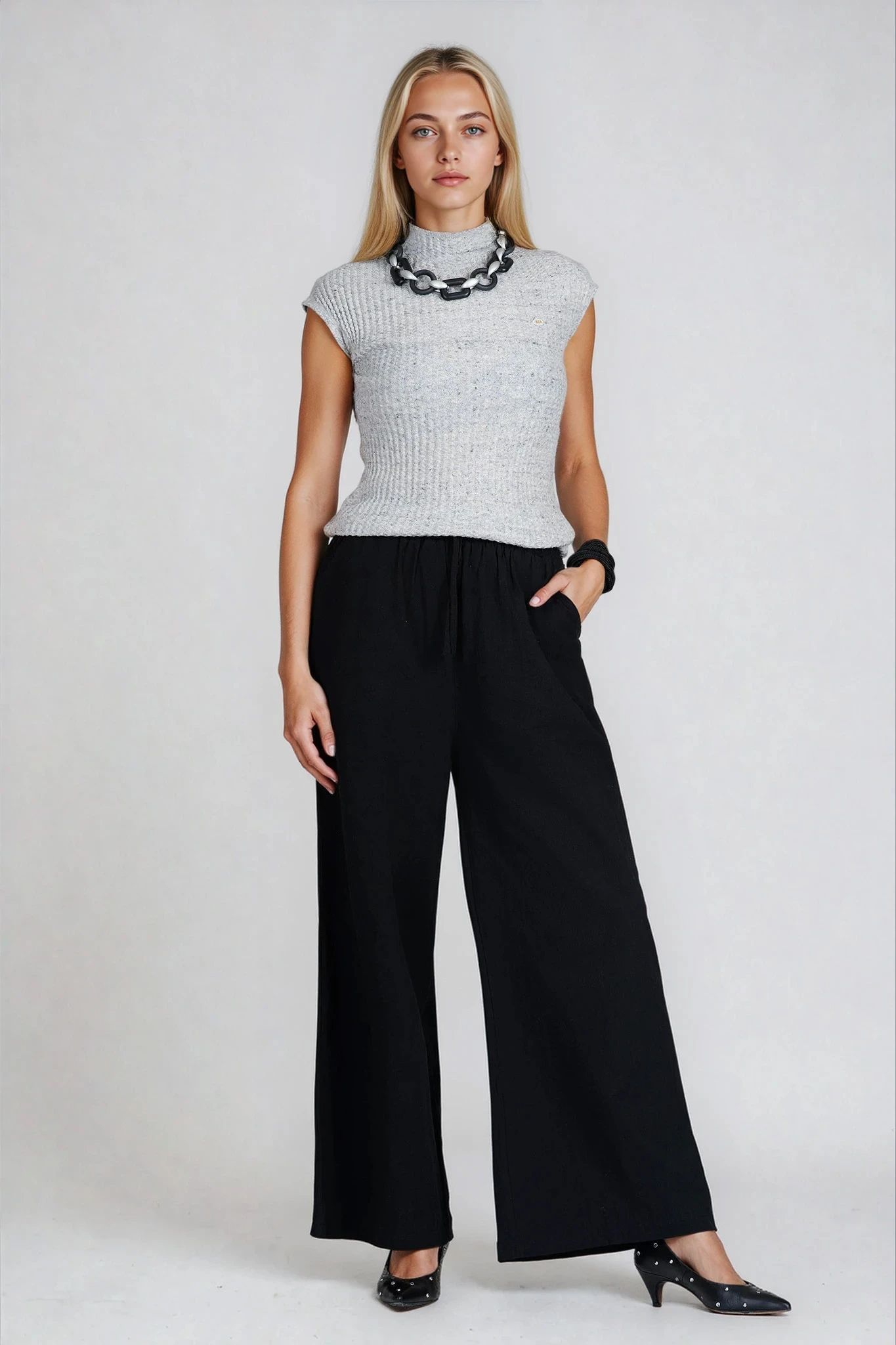 Дамска блуза от фино плетиво в сиво без ръкав с полу поло