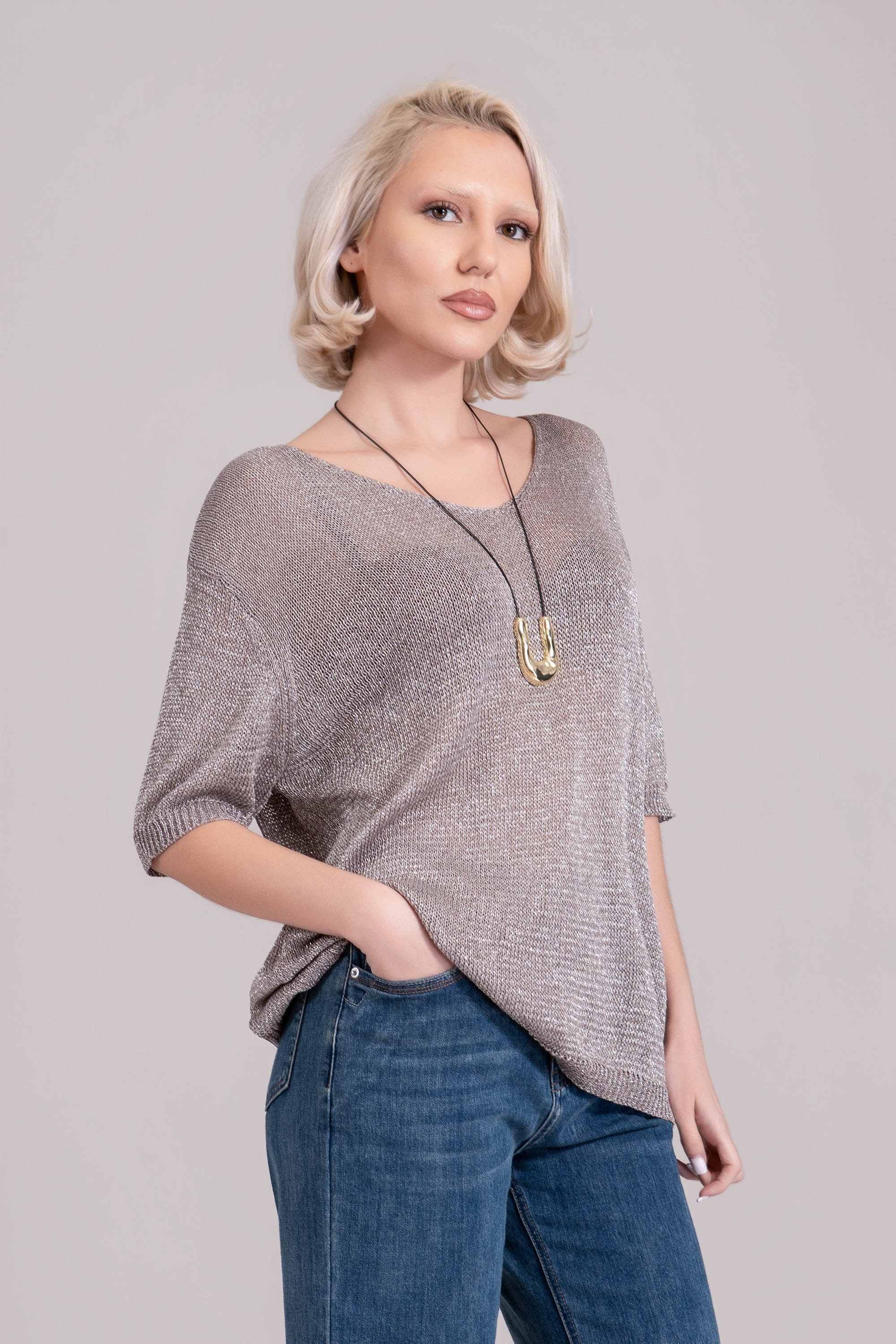 Дамска блуза от фино плетиво в сребристо с остро деколте и нишка ламе