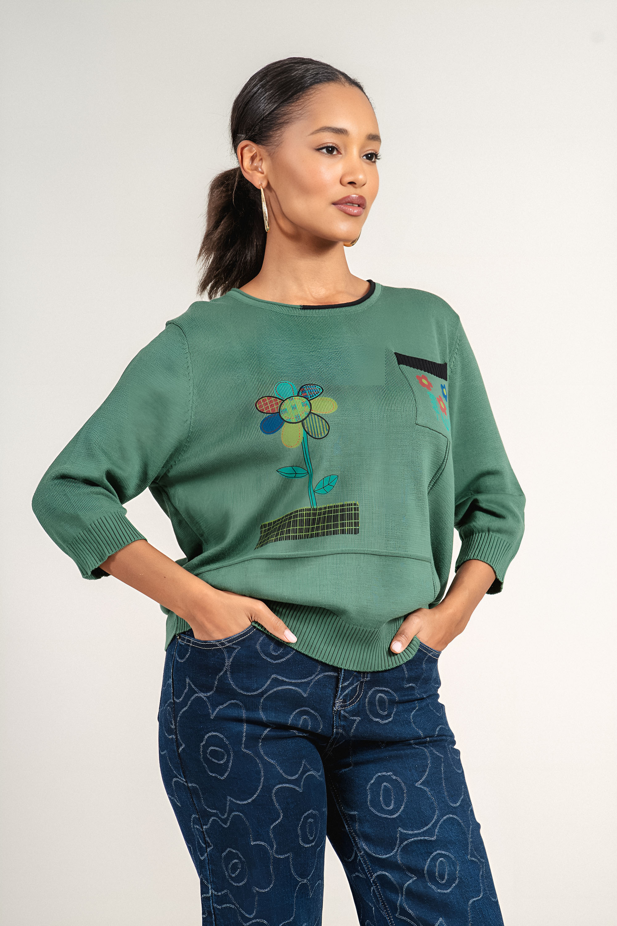 Дамска блуза от фино плетиво в зелено с джоб и щампа с цветя