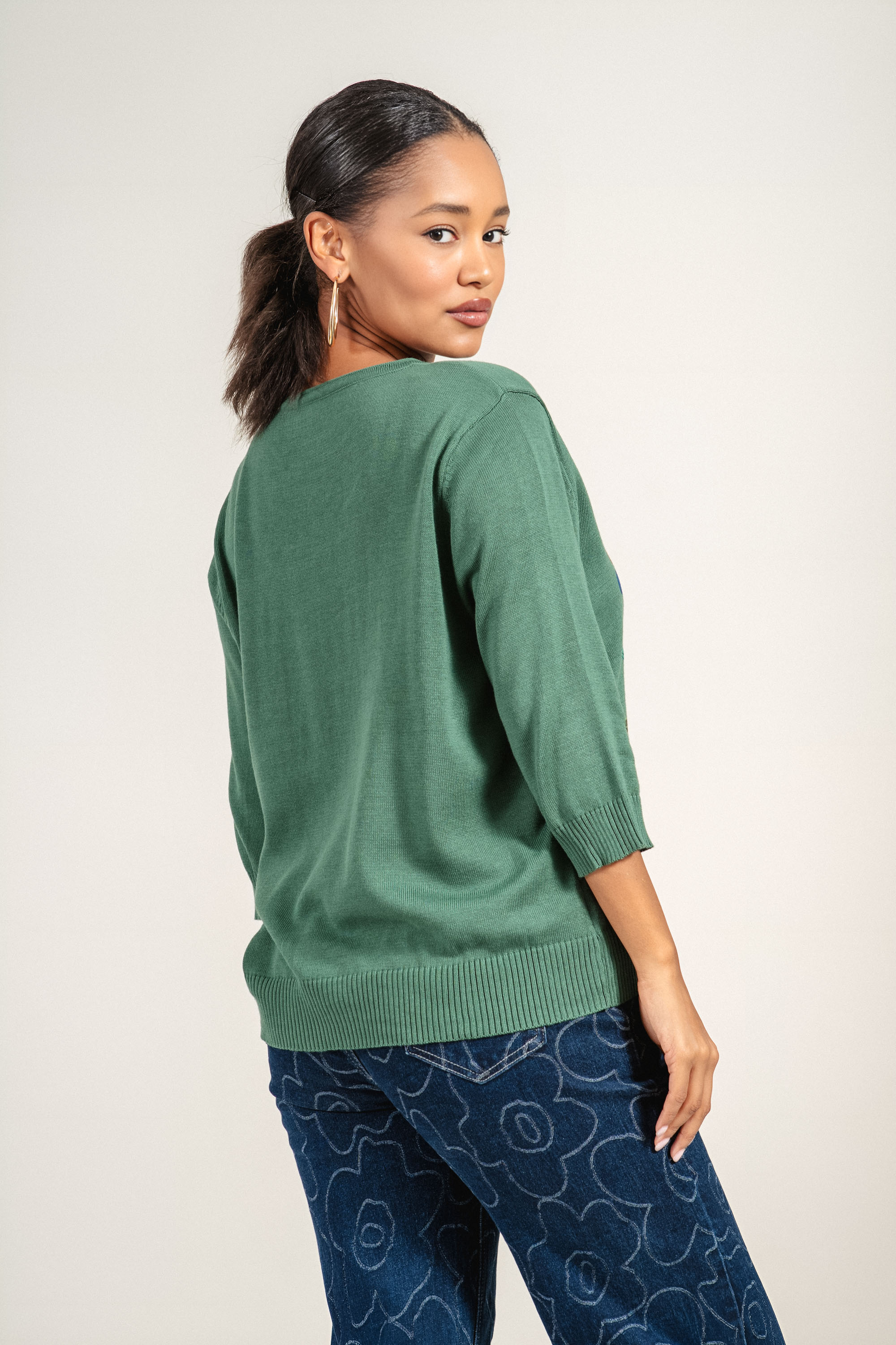 Дамска блуза от фино плетиво в зелено с джоб и щампа с цветя