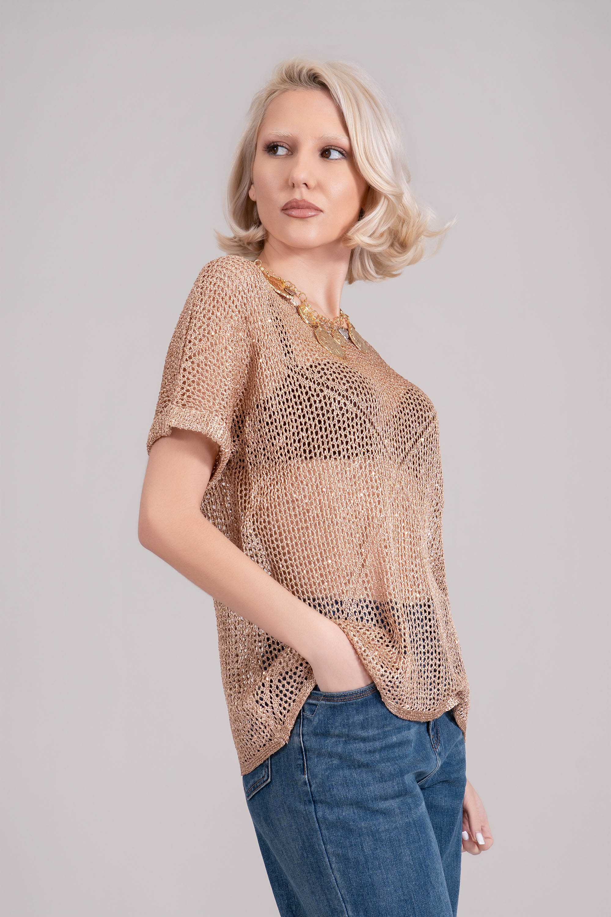 Дамска блуза от фино плетиво в златисто с ламе и класическо обло деколте