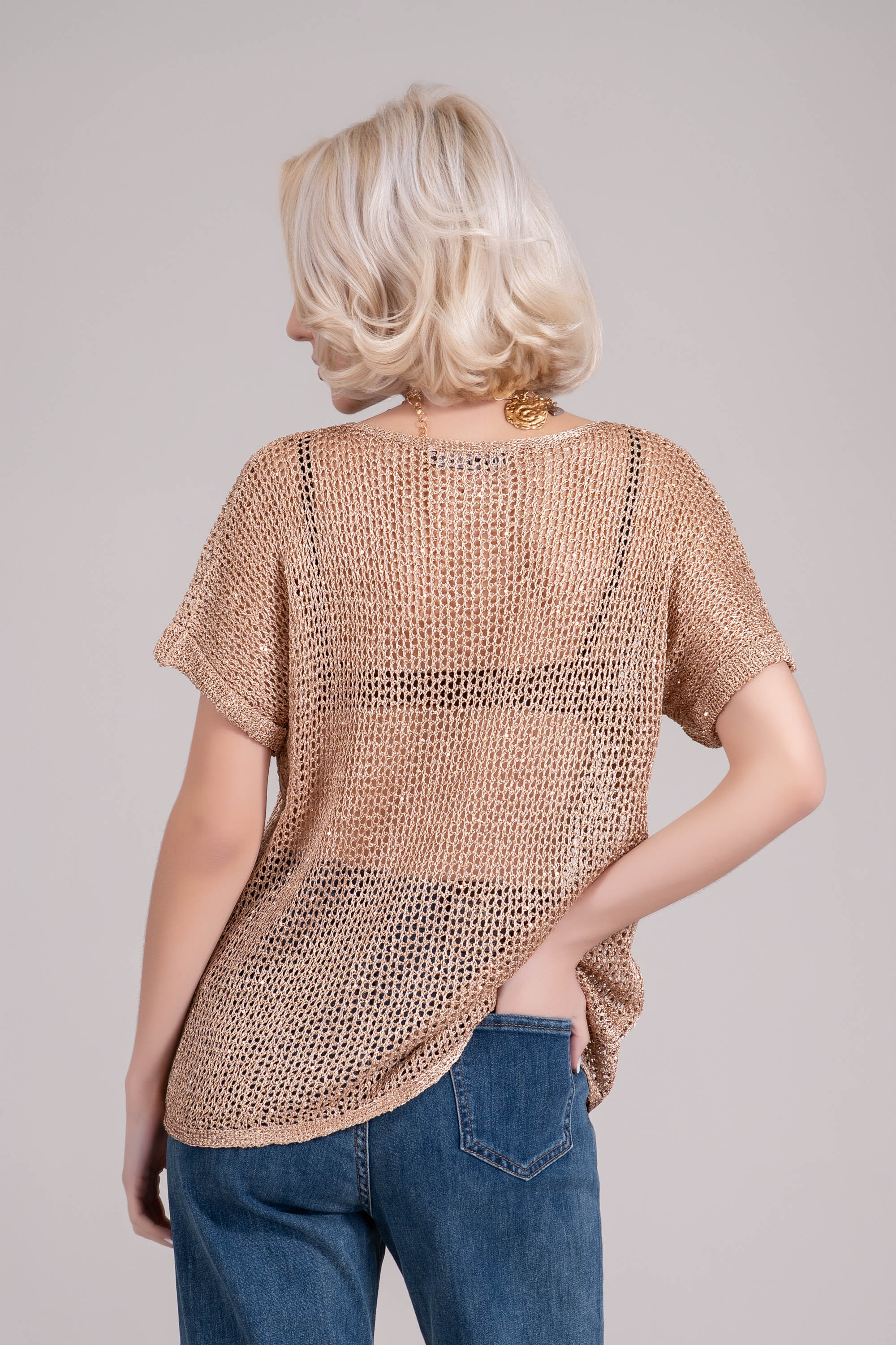 Дамска блуза от фино плетиво в златисто с ламе и класическо обло деколте