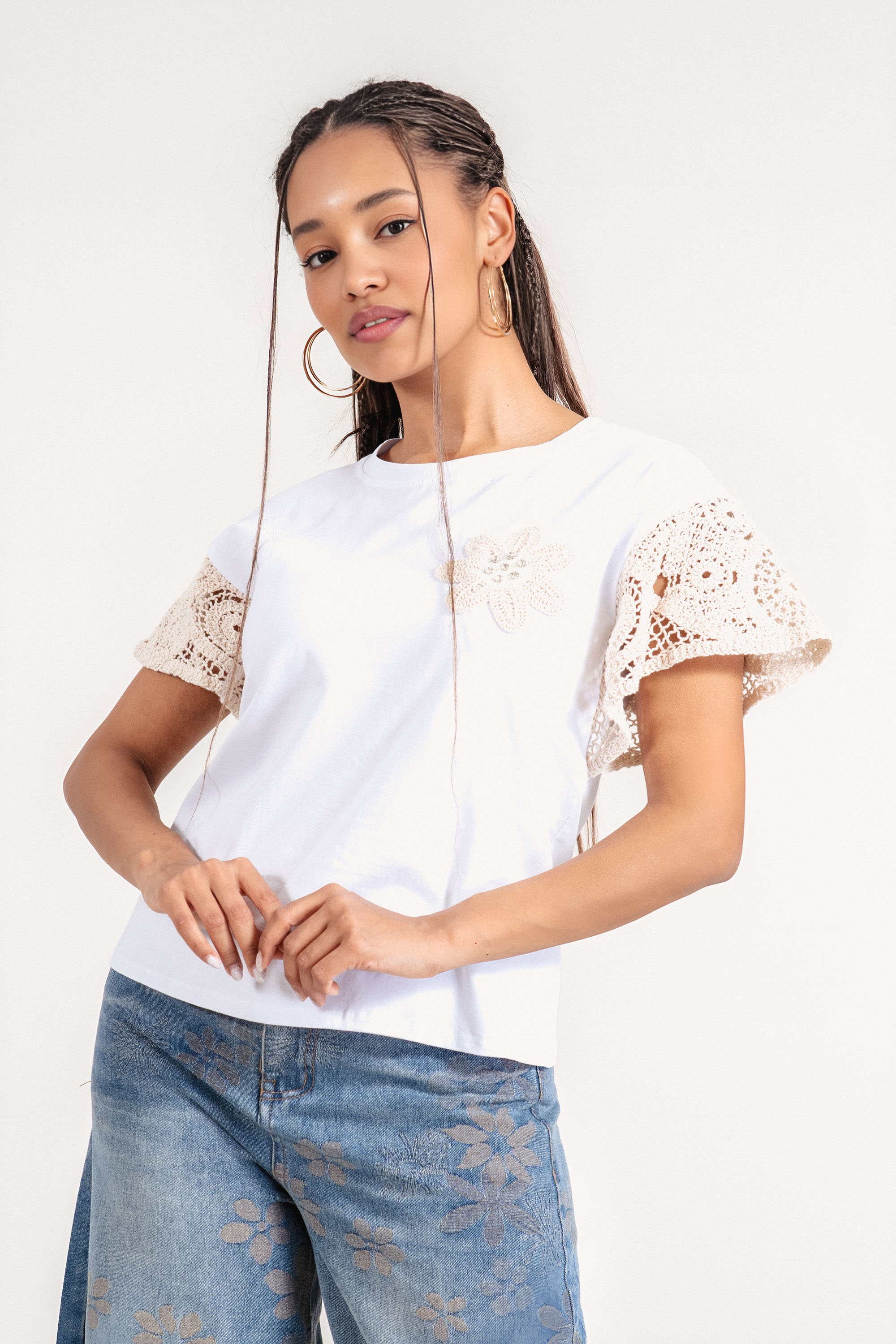 Дамска блуза от памук в бяло с бродирани ръкави и декоративно цвете