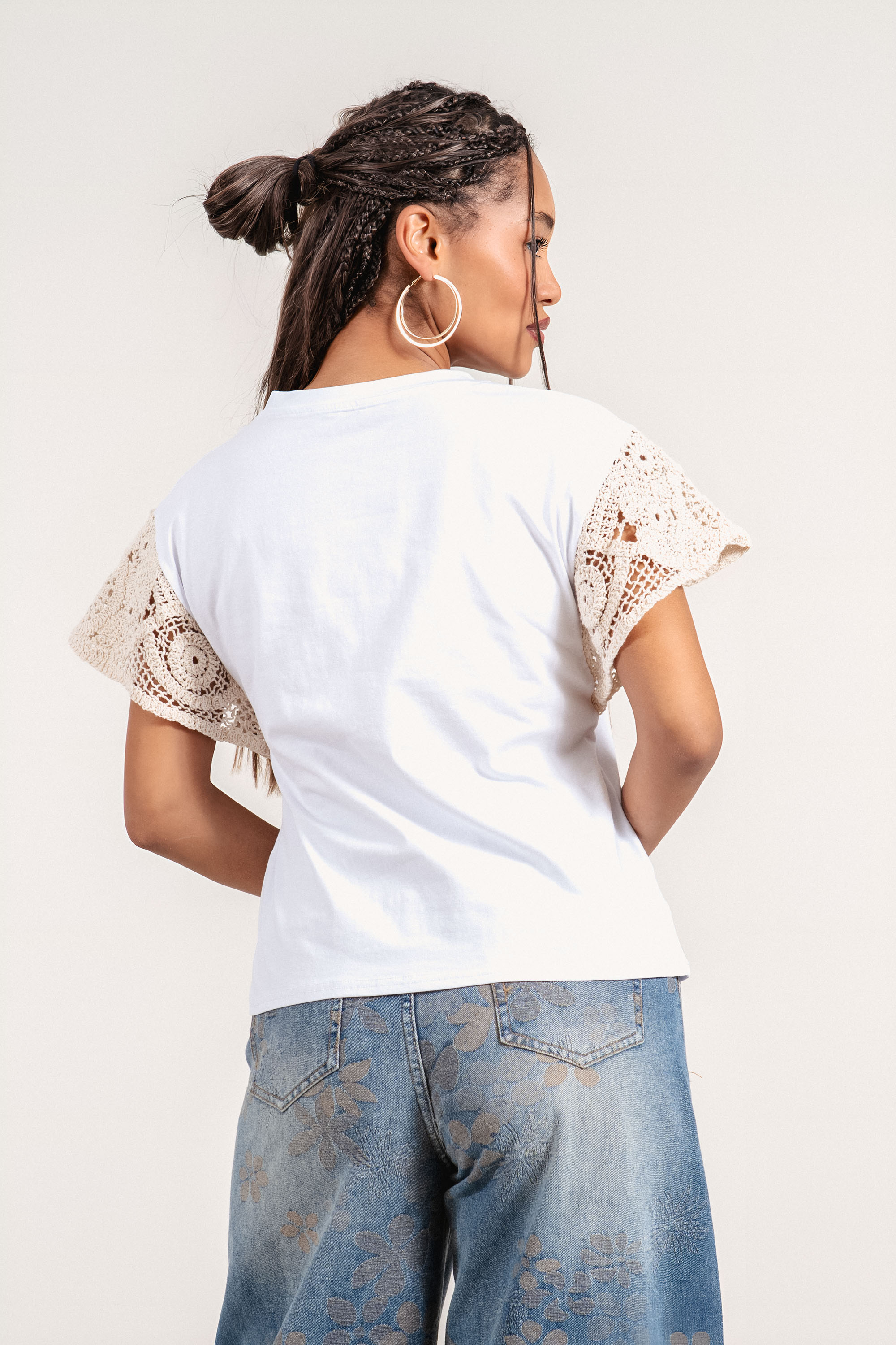 Дамска блуза от памук в бяло с бродирани ръкави и декоративно цвете