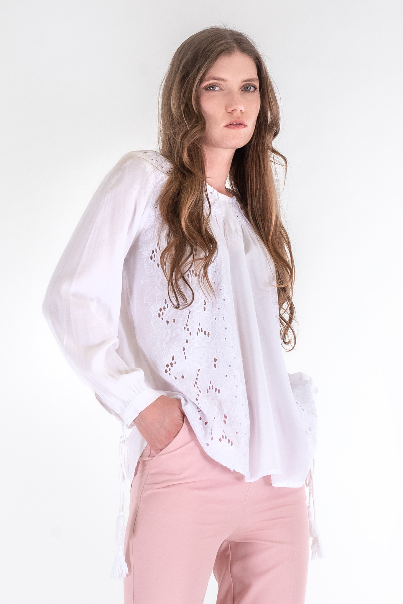 Дамска блуза от индийски памук в бяло с рязана бродерия