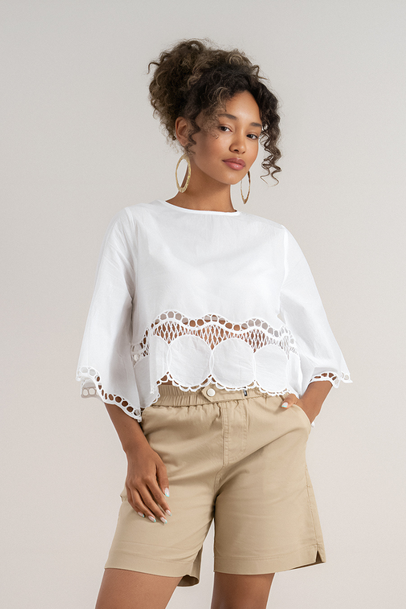 Дамска блуза от памук в бяло с рязани бродирани кръгове в края