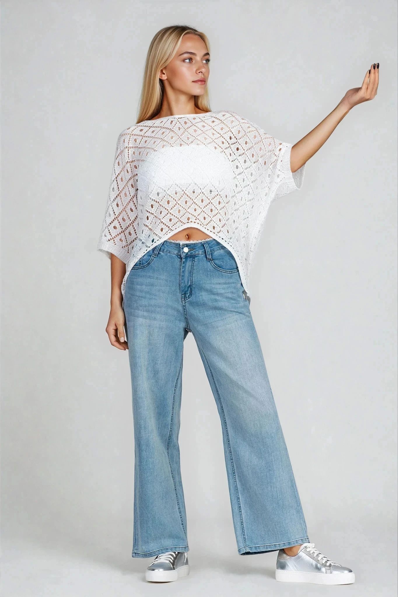 Дамска блуза от плетена дантела в бяло с издължен гръб