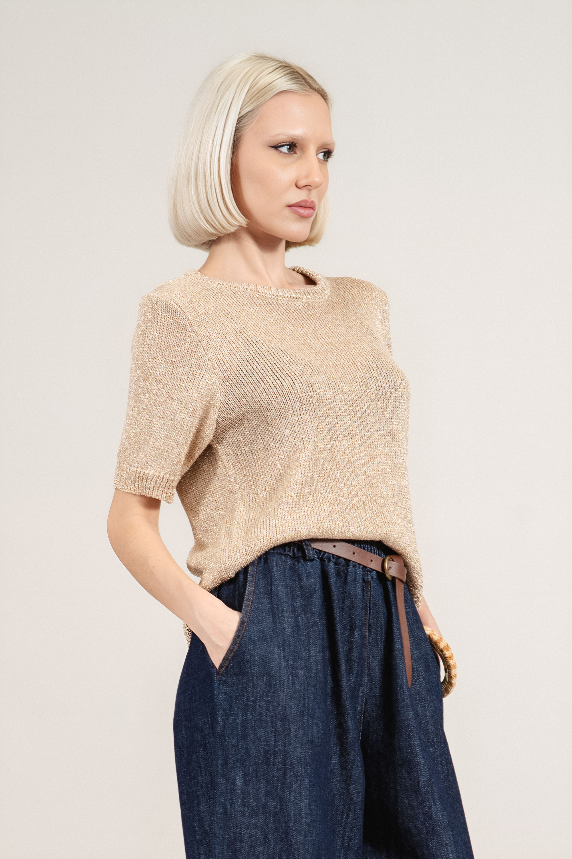 Дамска блуза от плетиво в бежово със златисти нишки и обло деколте