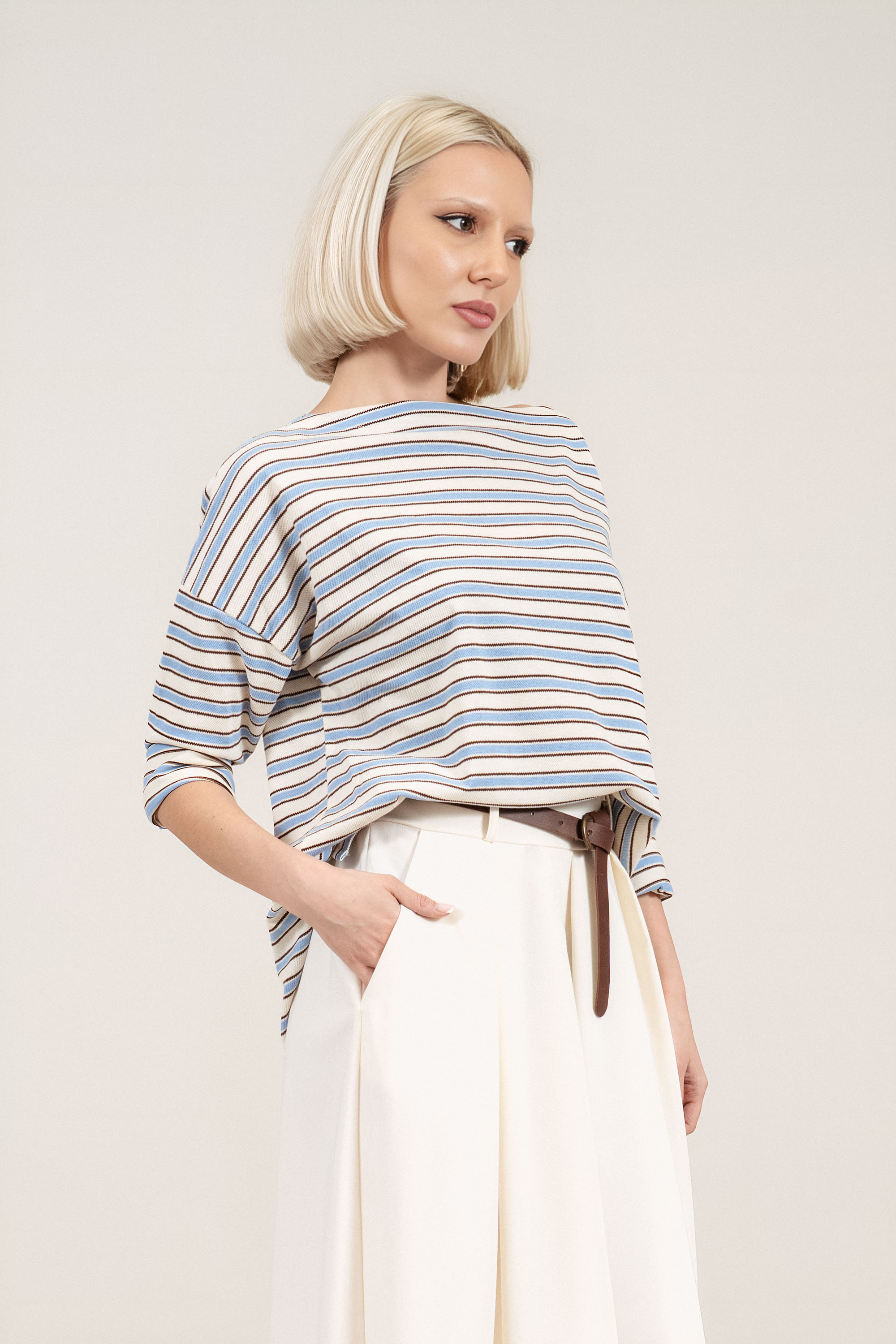 Дамска блуза с лодка деколте и синьо-бежово райе