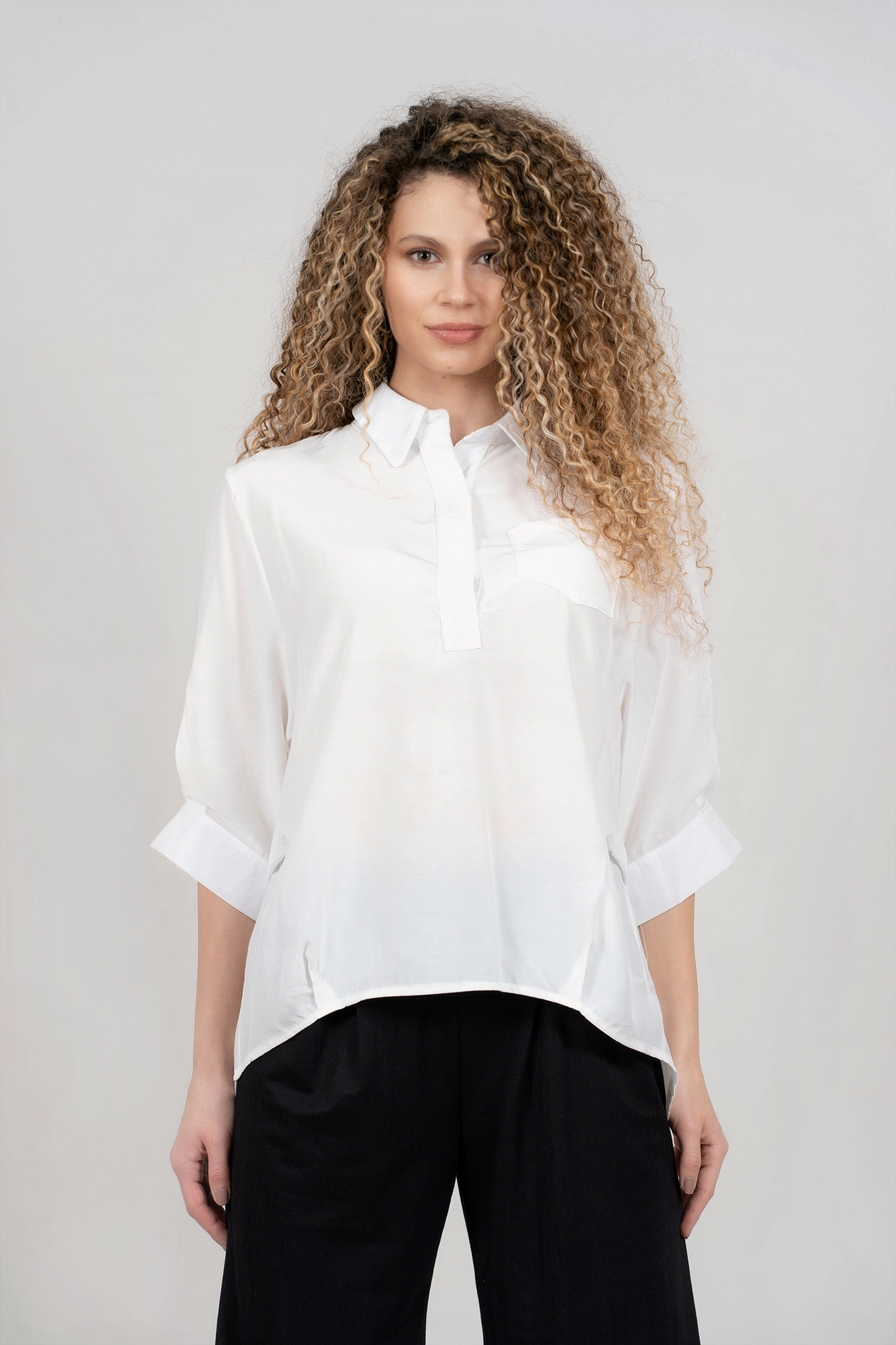 Дамска блуза тип туника в бяло с 3/4 ръкав