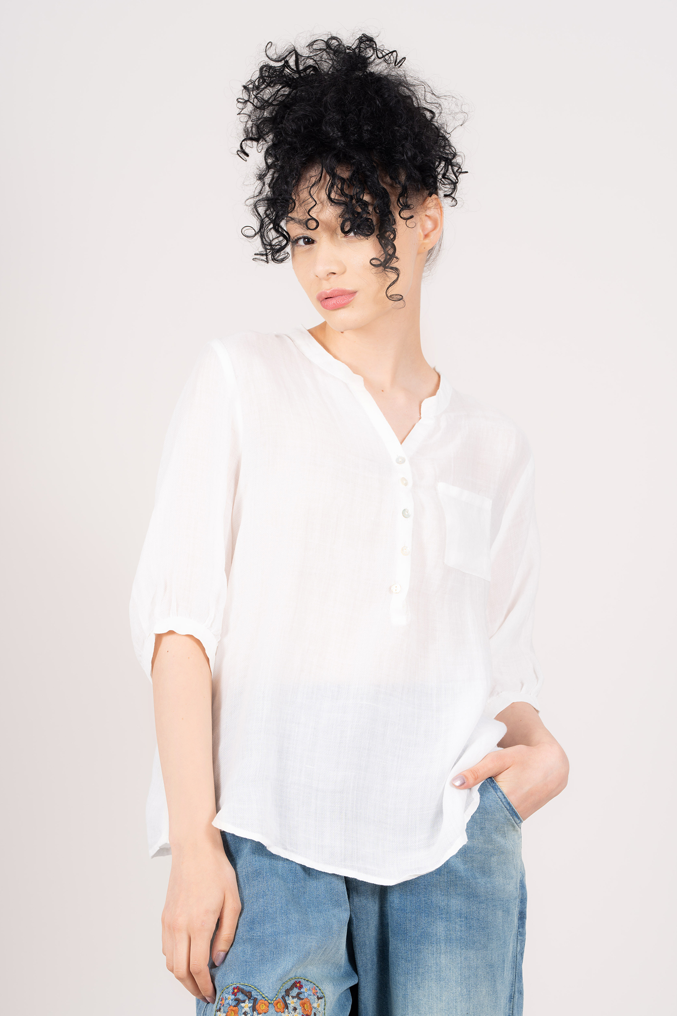 Дамска индийска блуза в бяло от фина конопена материя