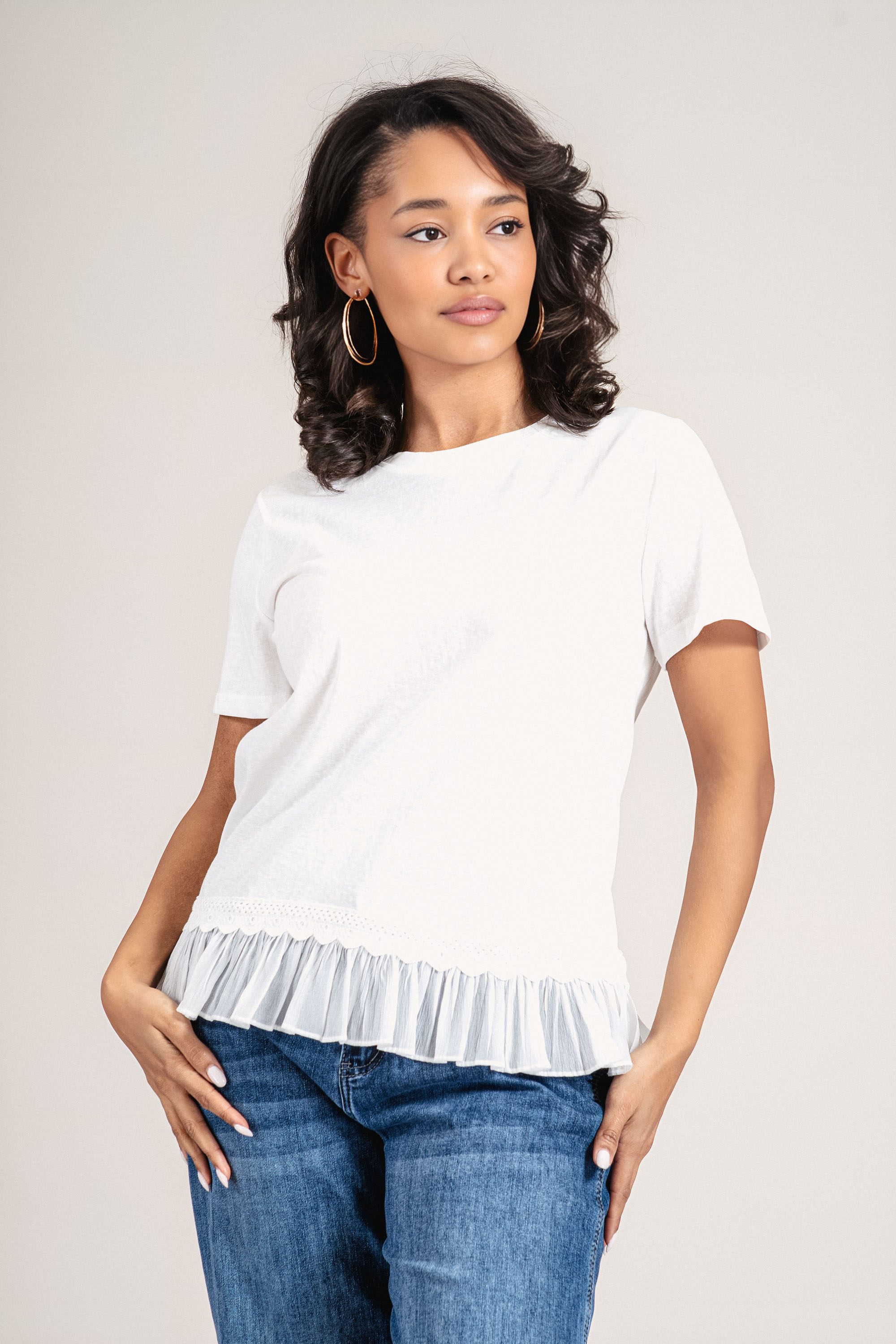 Дамска блуза в бяло с дантела в края