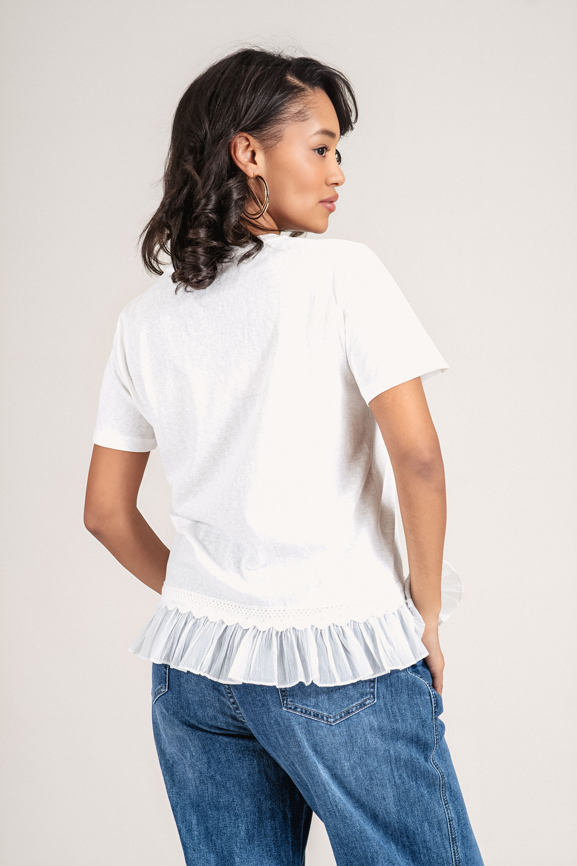 Дамска блуза в бяло с дантела в края