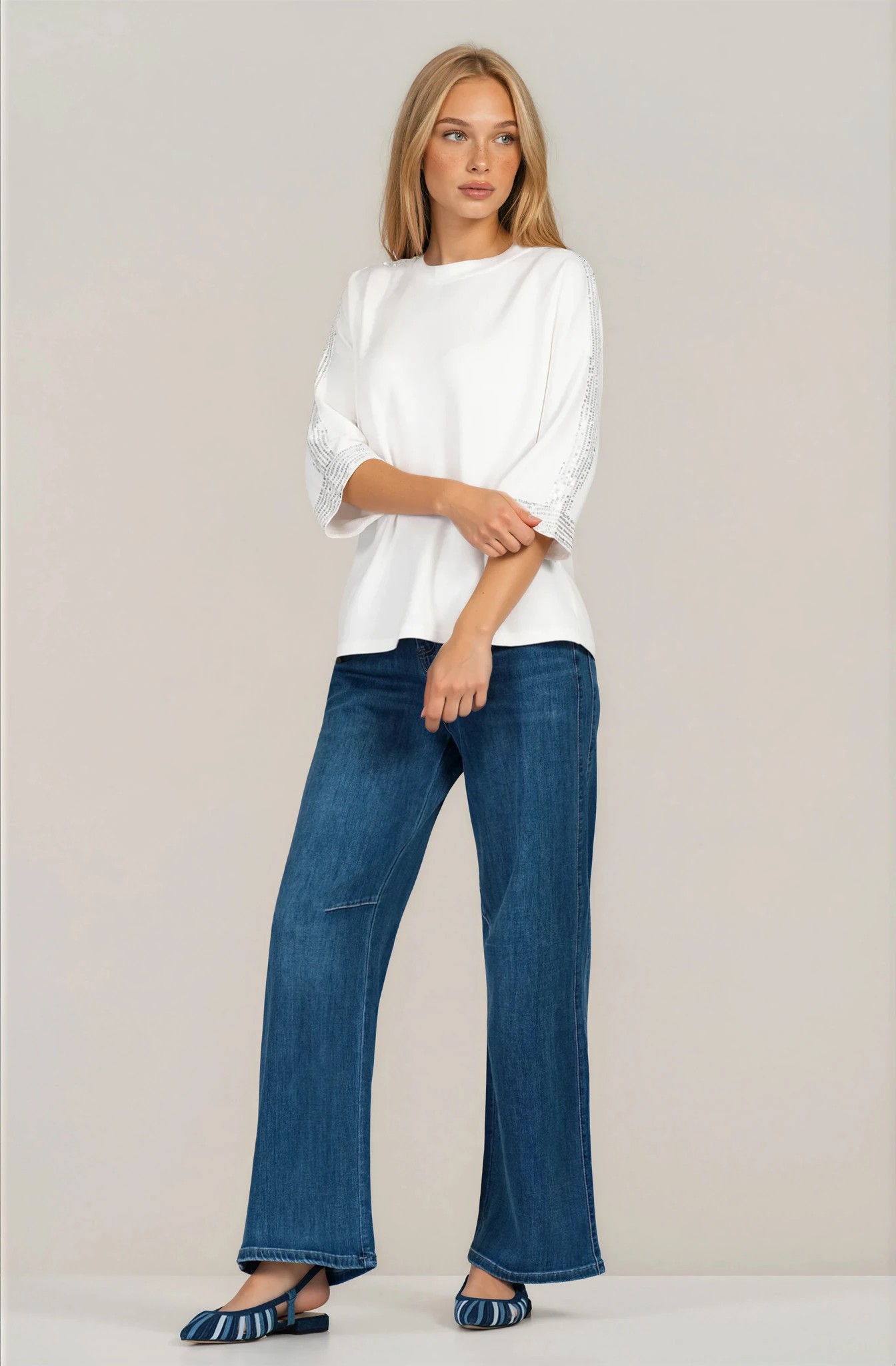 Дамска блуза в бяло с декоративни пайети и свободена кройка