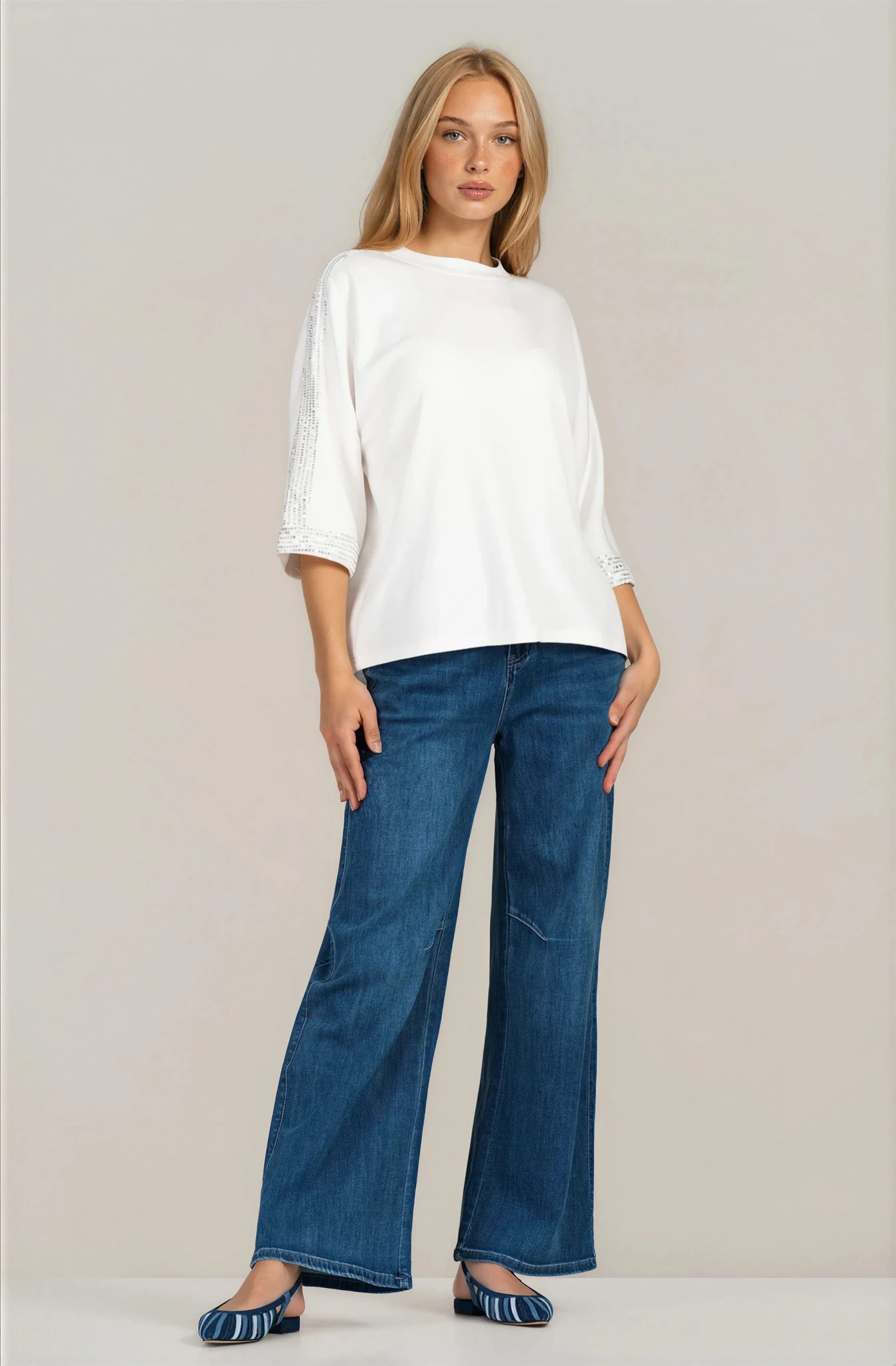 Дамска блуза в бяло с декоративни пайети и свободена кройка